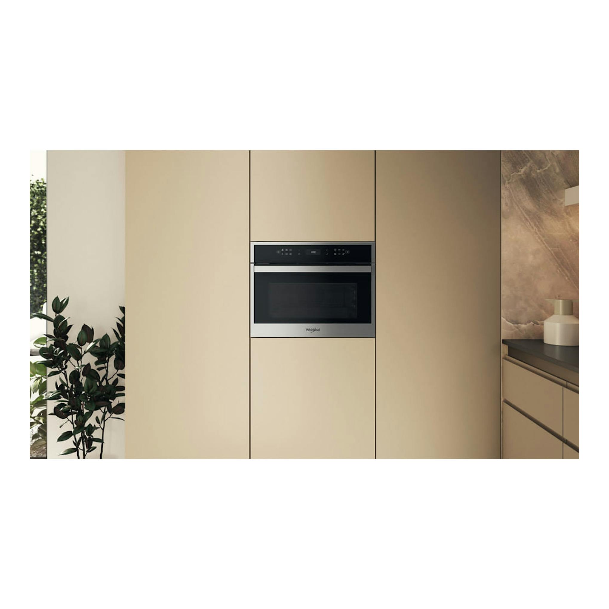 Microondas integrable Whirlpool WCW607HTSX de acero inoxidable, vista frontal, empotrado en armario.