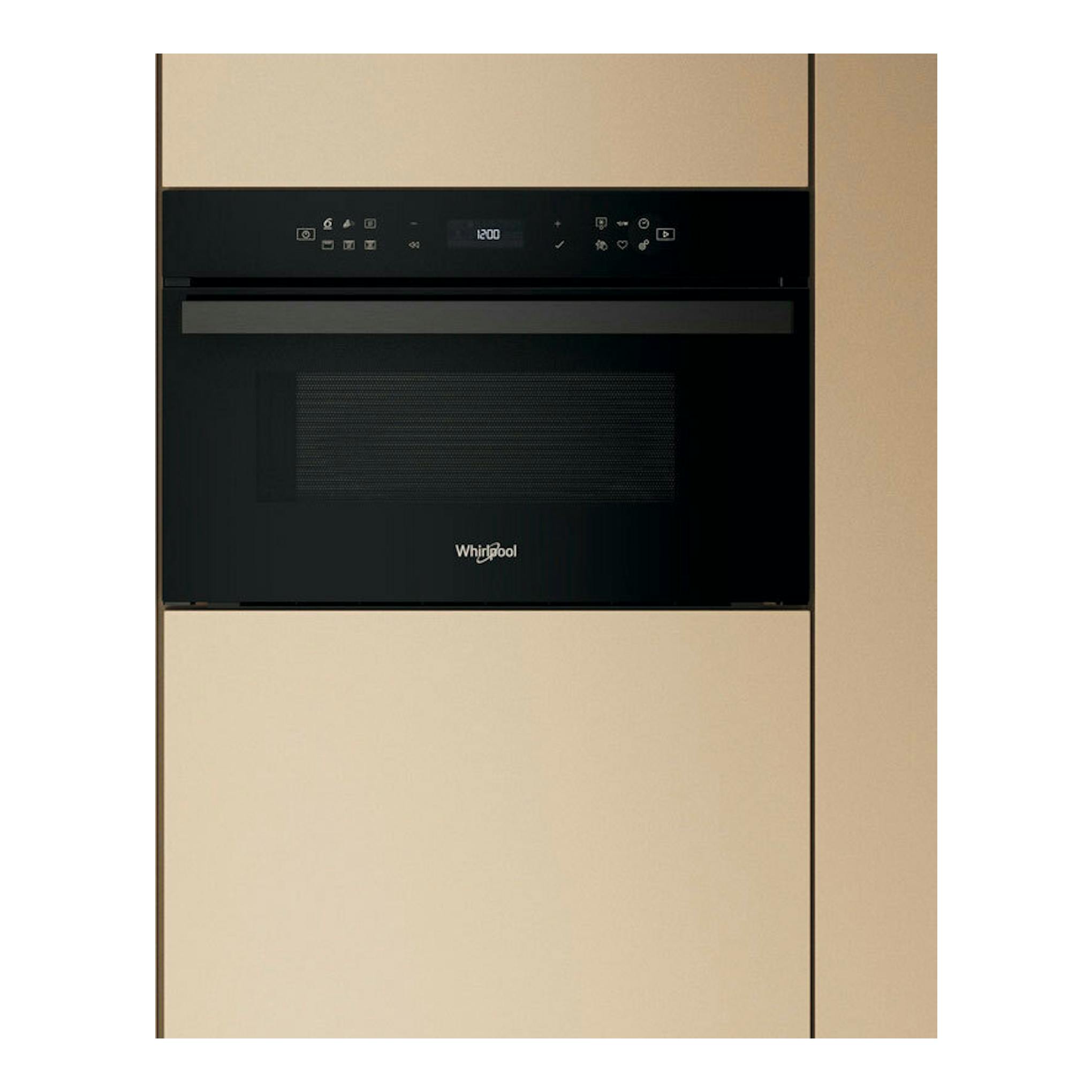 Microondas integrable Whirlpool WMD6O4TB negro, frontal empotrado en mueble beige, vista frontal.