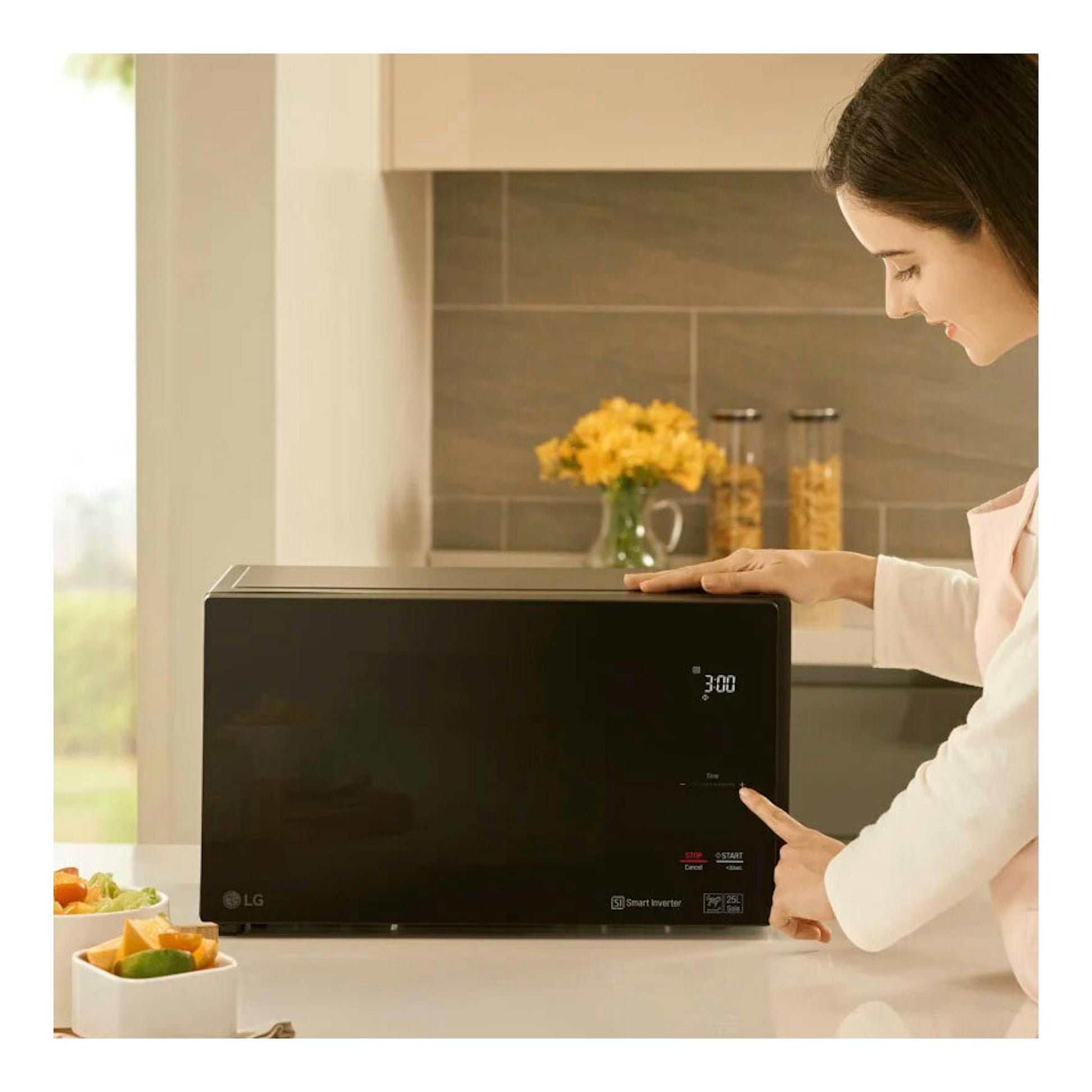 Microondas LG MJ3965BPS negro, vista frontal, con panel táctil y display digital.