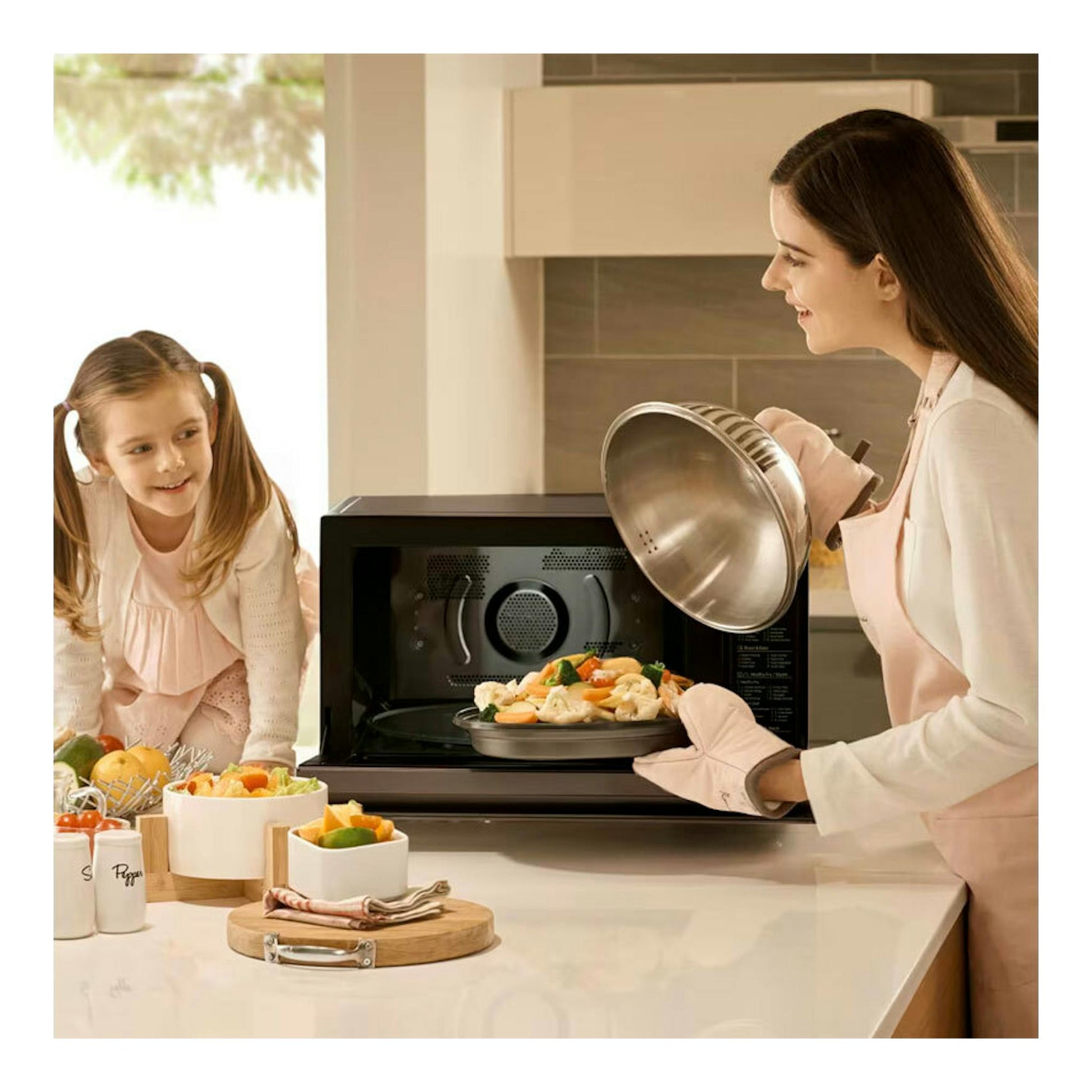 Microondas LG MJ3965BPS negro, vista frontal con la puerta abierta en una cocina.
