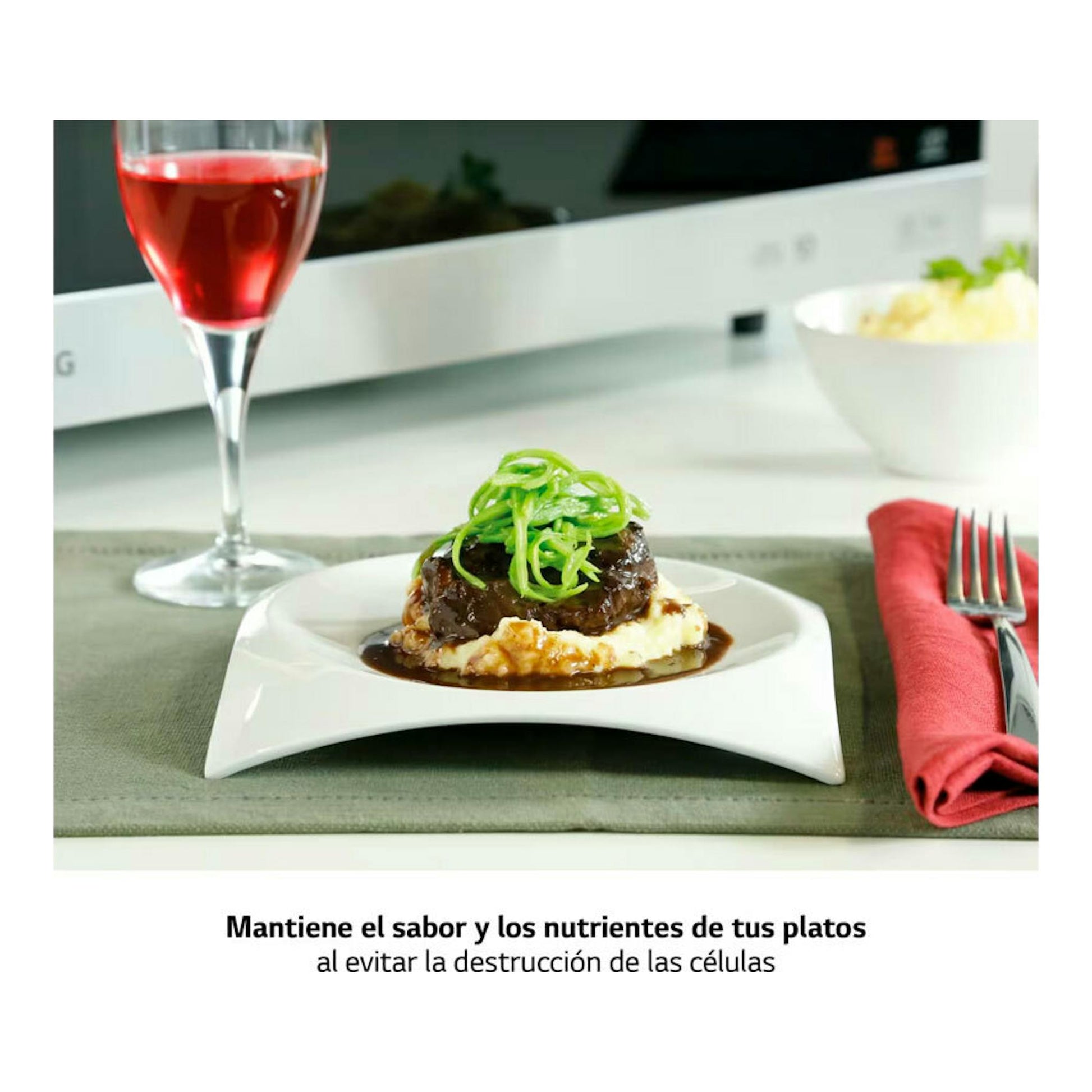 Vista frontal de microondas LG MJ3965BPS negro, con plato de comida, copa de vino y servilleta roja.