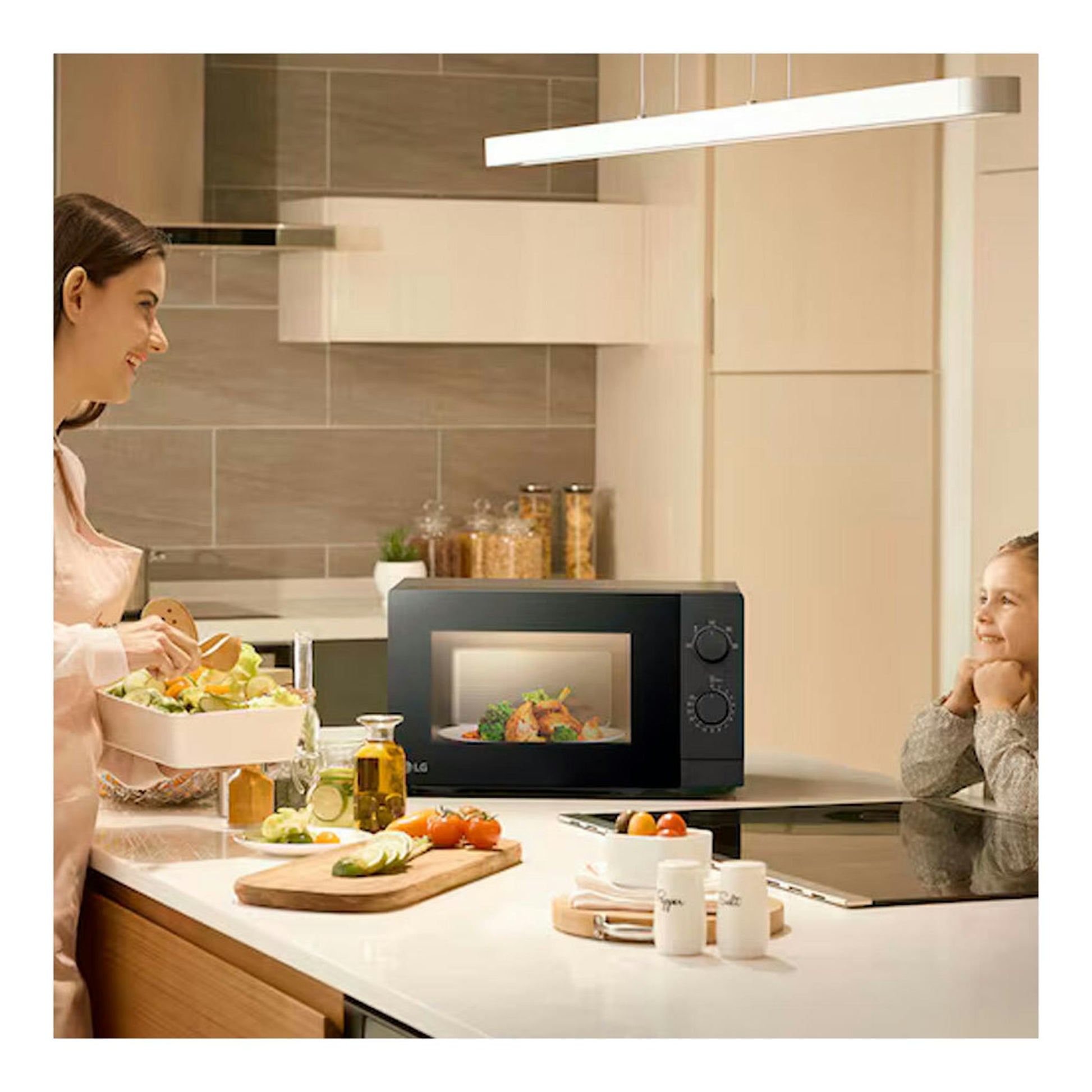 Microondas LG MS2082F negro, vista frontal, sobre una encimera de cocina.