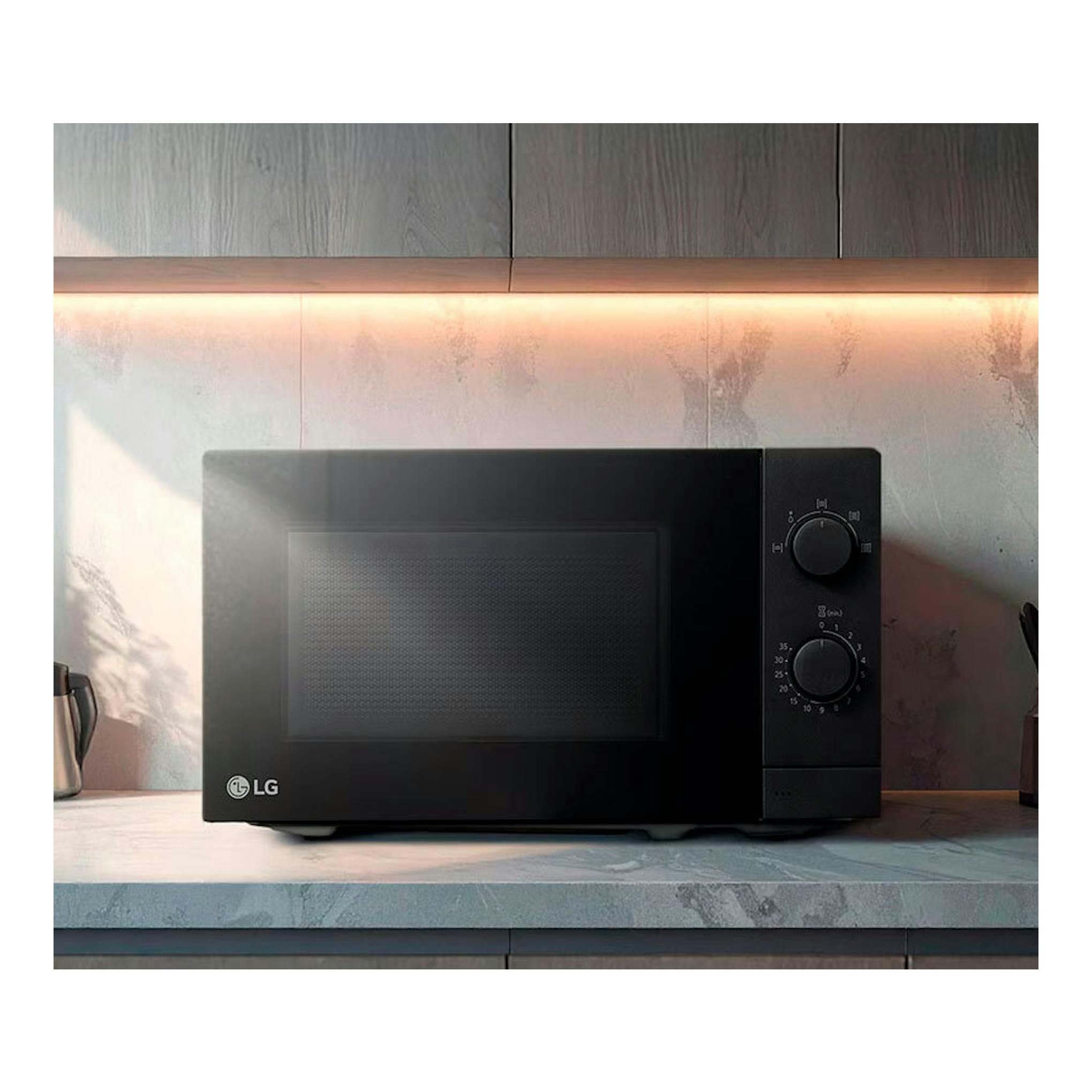 Microondas LG MS2082F negro, vista frontal, con dos mandos giratorios y puerta negra.