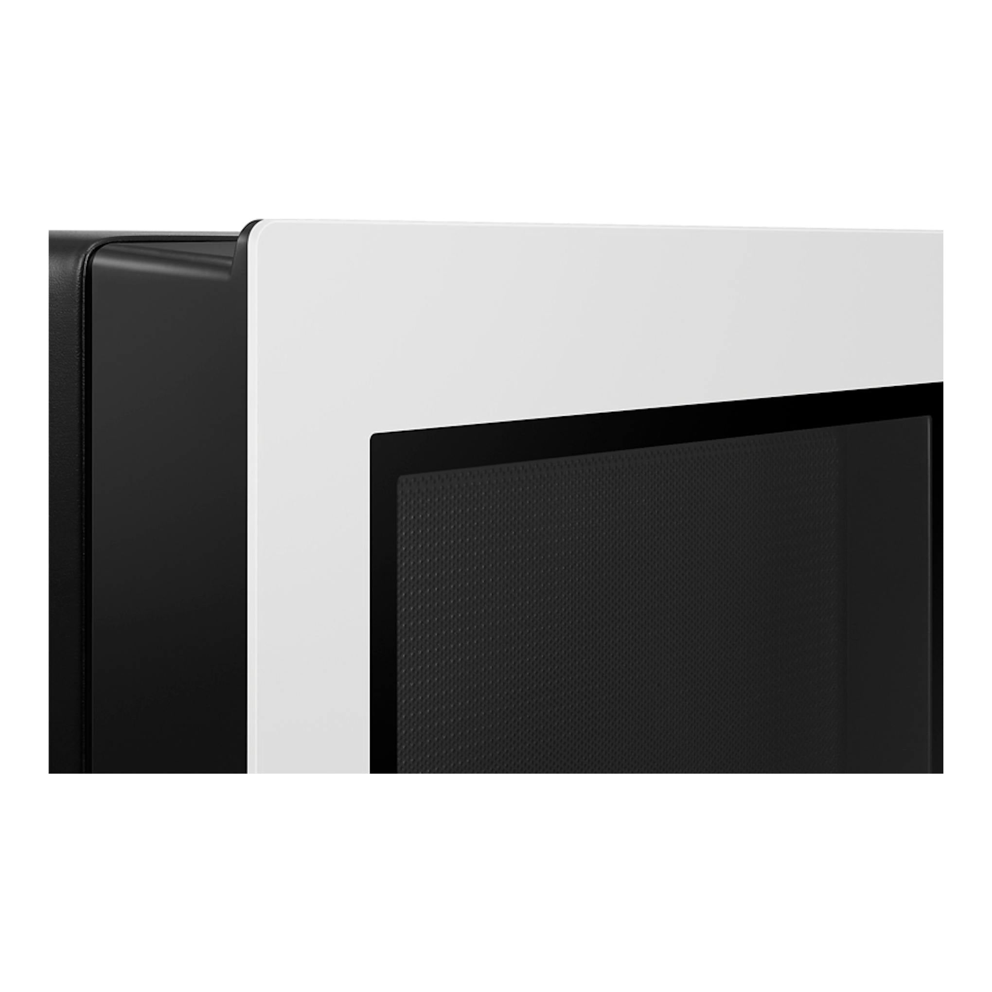 Microondas Samsung MC32DB7746KEE1, vista parcial frontal en blanco y negro, con puerta negra.