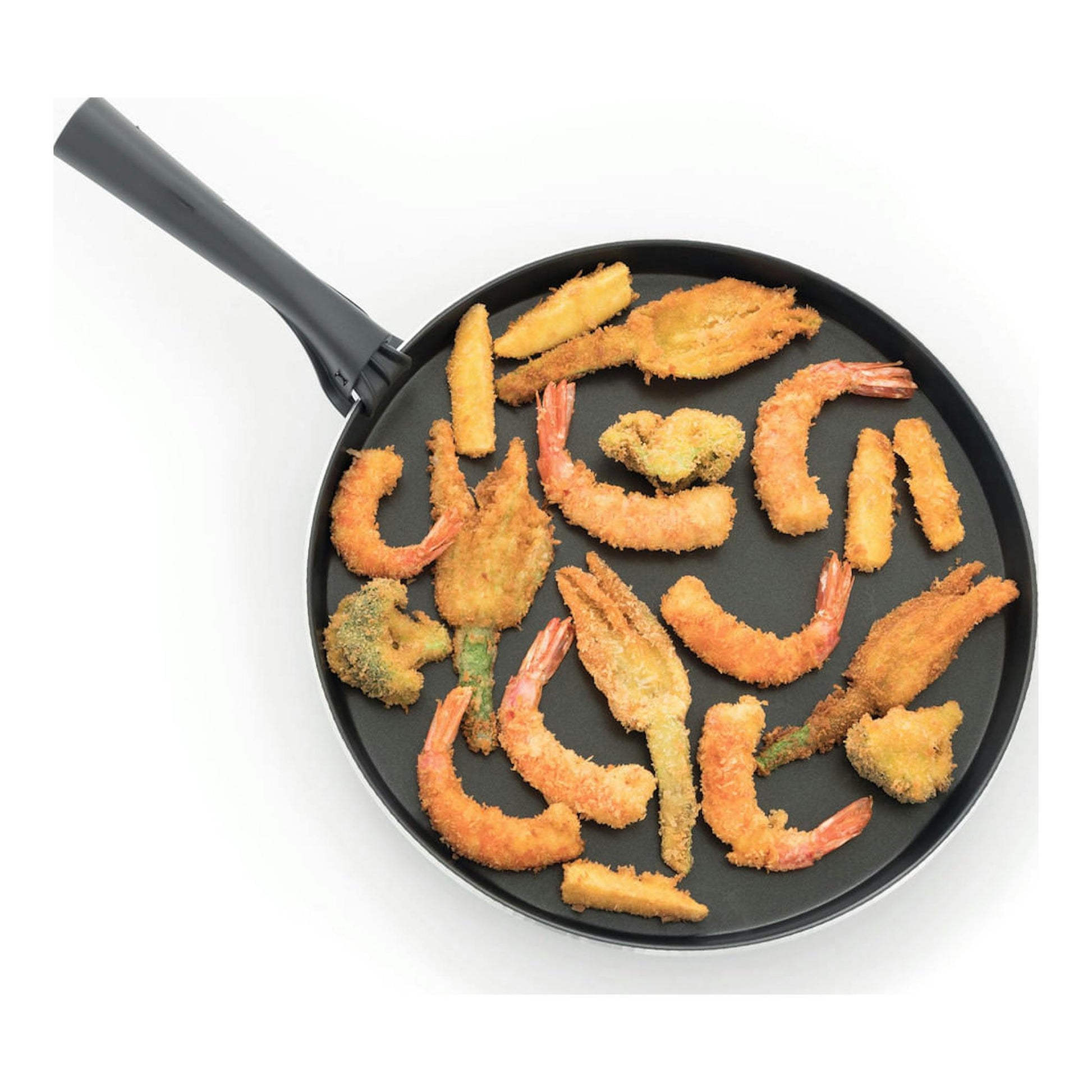 Sartén negra, vista cenital, con mariscos y fritos empanizados sobre fondo blanco.