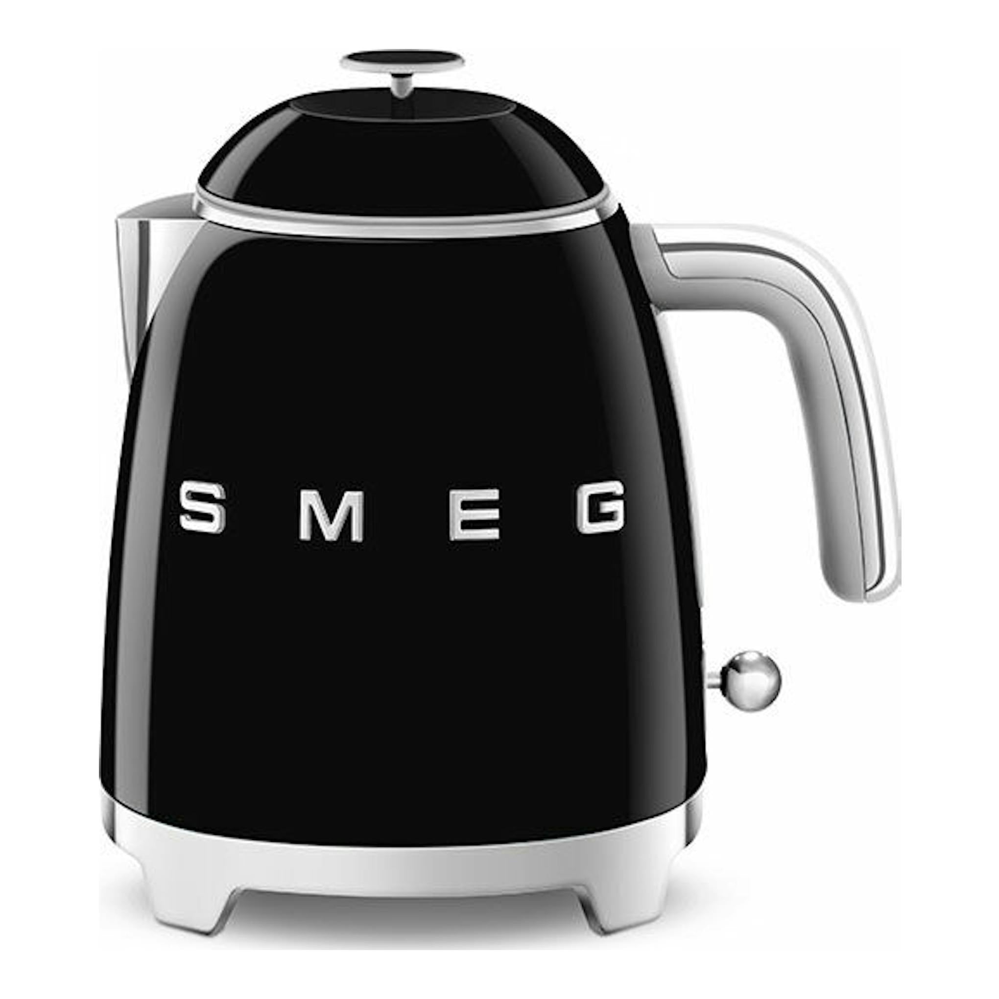 Hervidor mini Smeg KLF05BLEU negro, vista frontal, con asa y base cromadas.