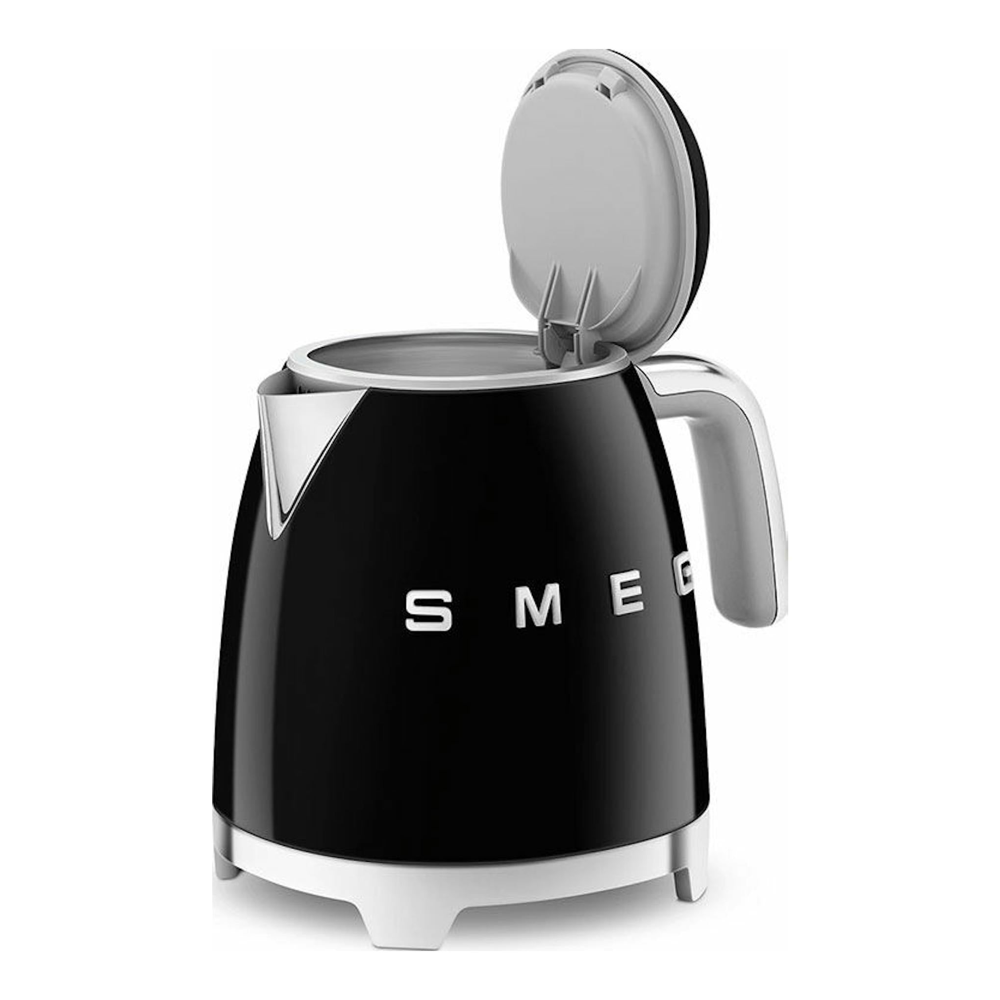 Mini hervidor Smeg KLF05BLEU negro, vista frontal tres cuartos, con tapa abierta y mango gris.