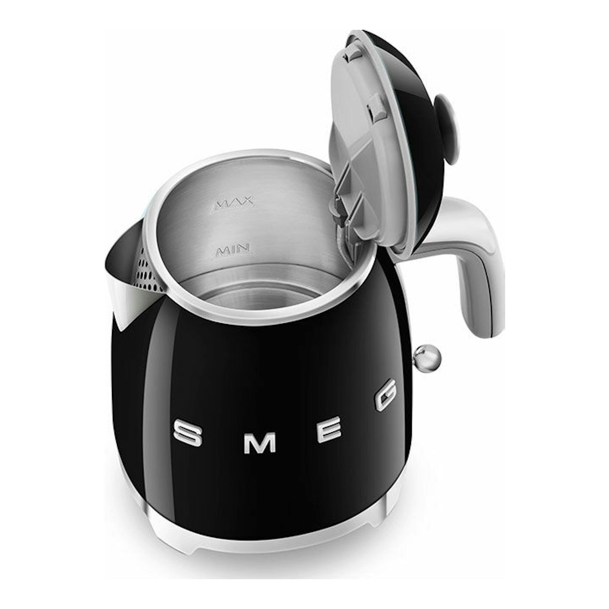 Mini hervidor Smeg KLF05BLEU negro, vista superior frontal con la tapa abierta.