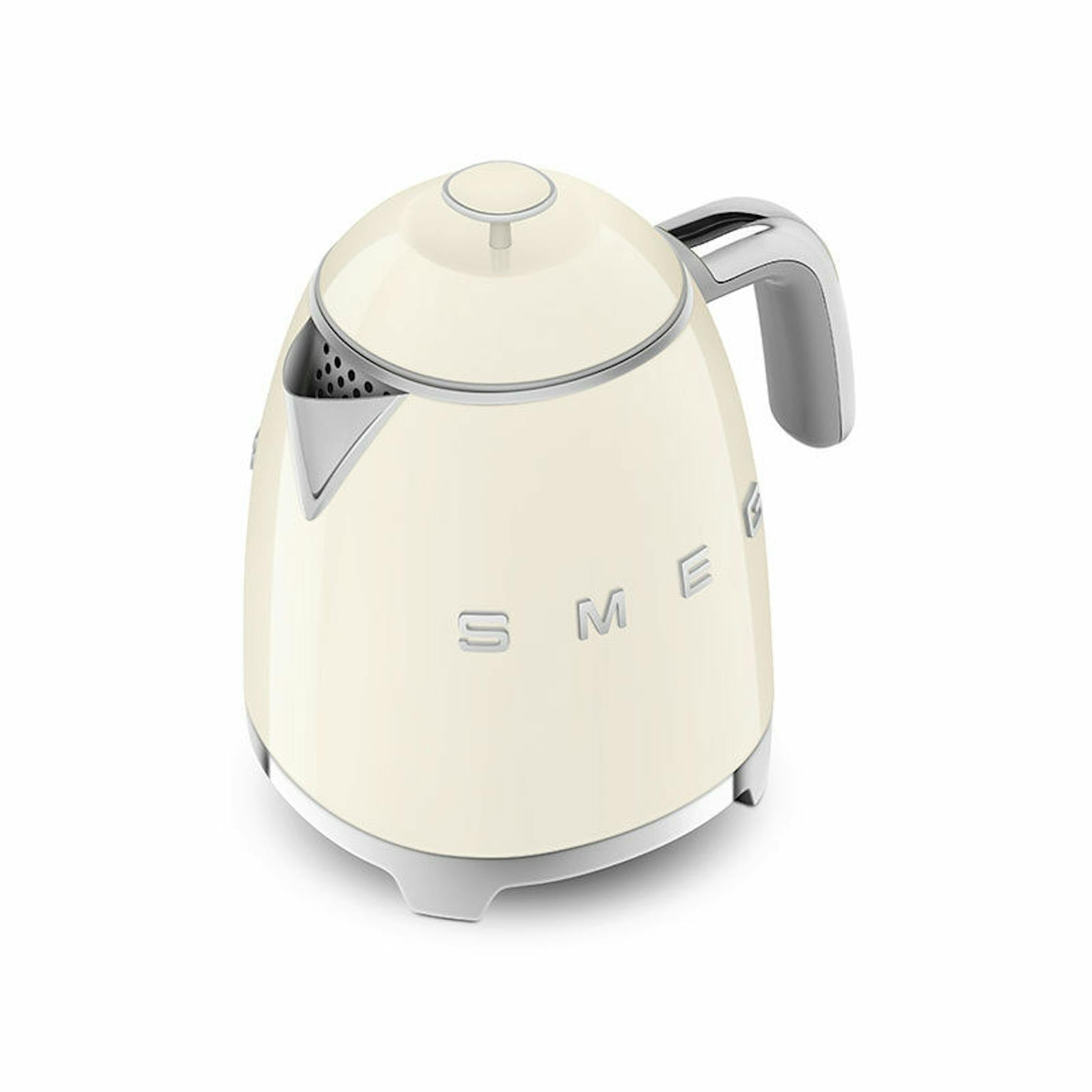 Mini hervidor Smeg KLF05CREU color crema sobre fondo blanco