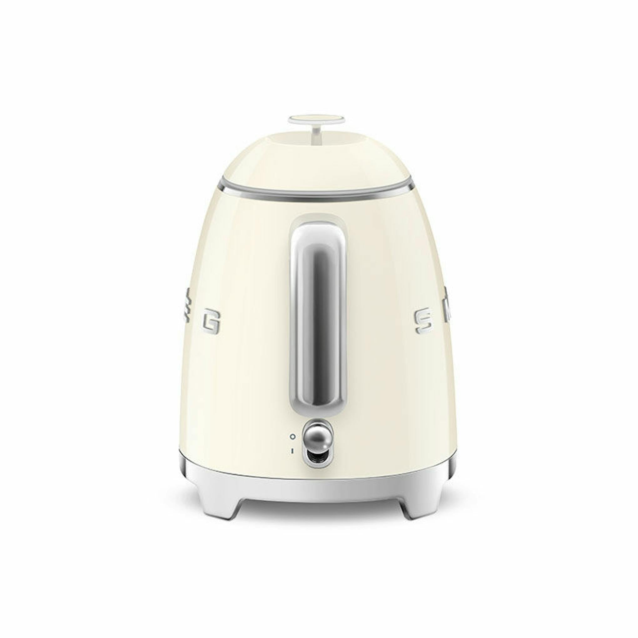 Mini hervidor Smeg KLF05CREU color crema sobre fondo blanco