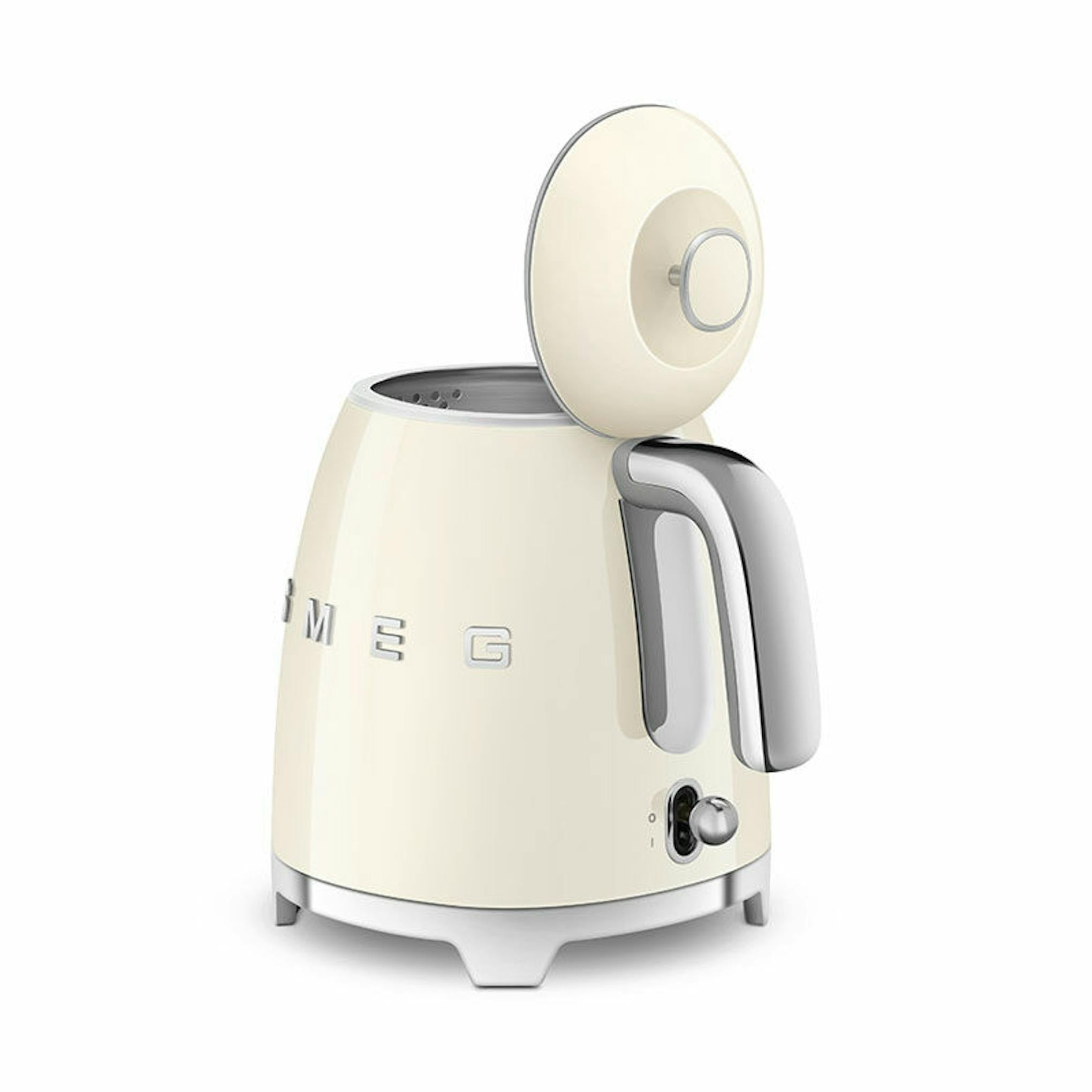 Mini hervidor Smeg KLF05CREU en color crema con tapa abierta