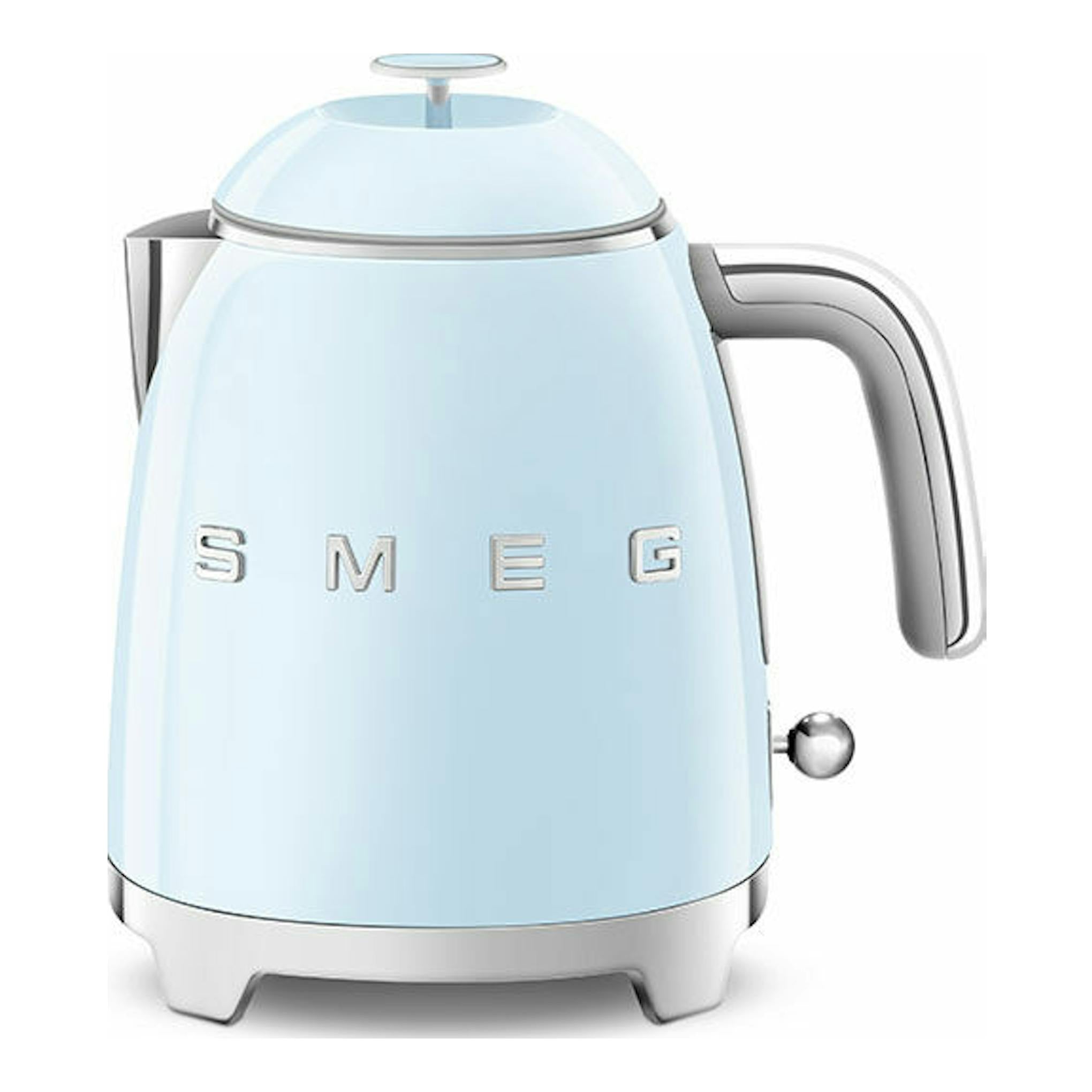 Hervidor Smeg KLF05PBEU azul claro, vista frontal, con asa y base plateadas, sobre fondo blanco.