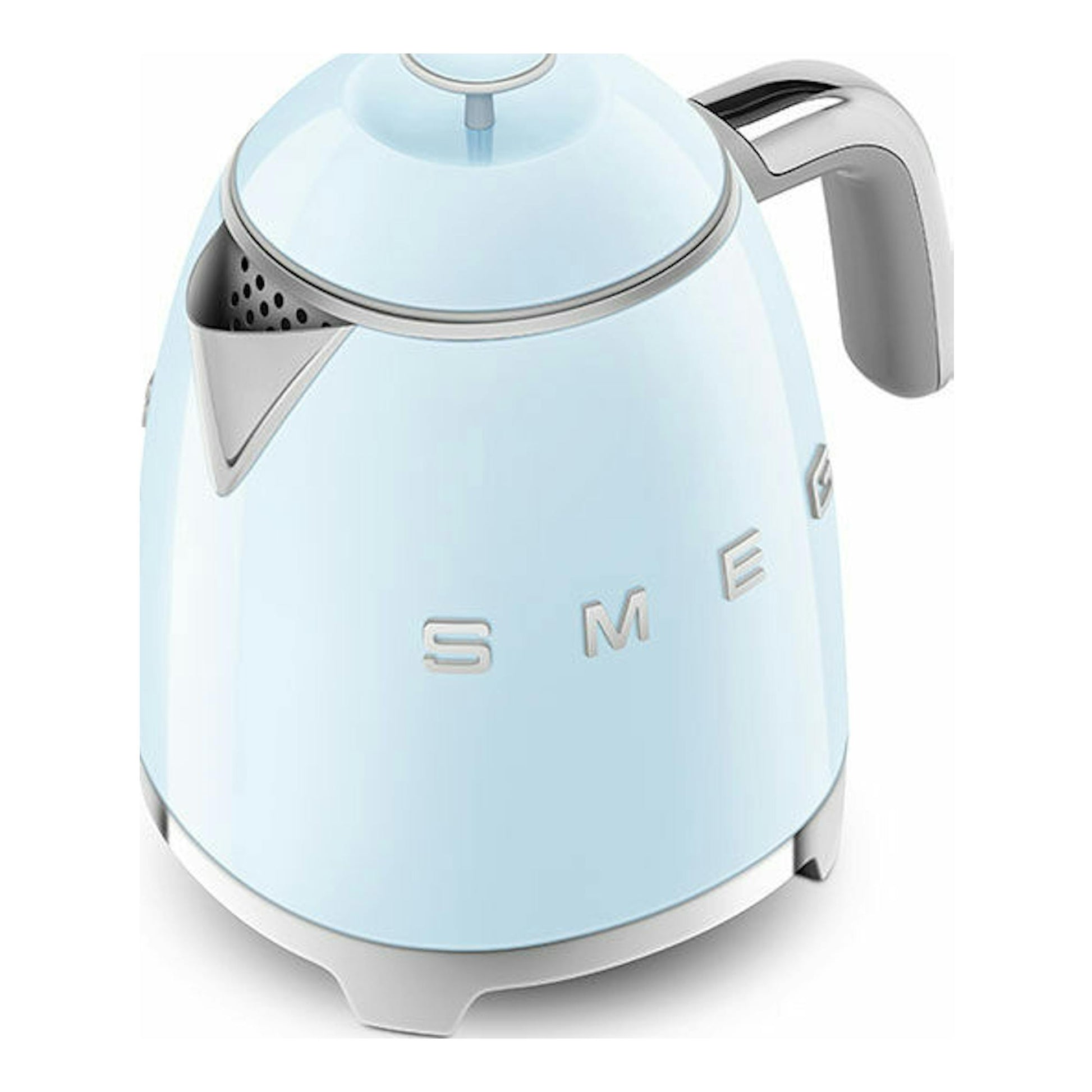 Mini hervidor Smeg KLF05PBEU azul claro, vista frontal en tres cuartos, con asa y tapa plateadas.