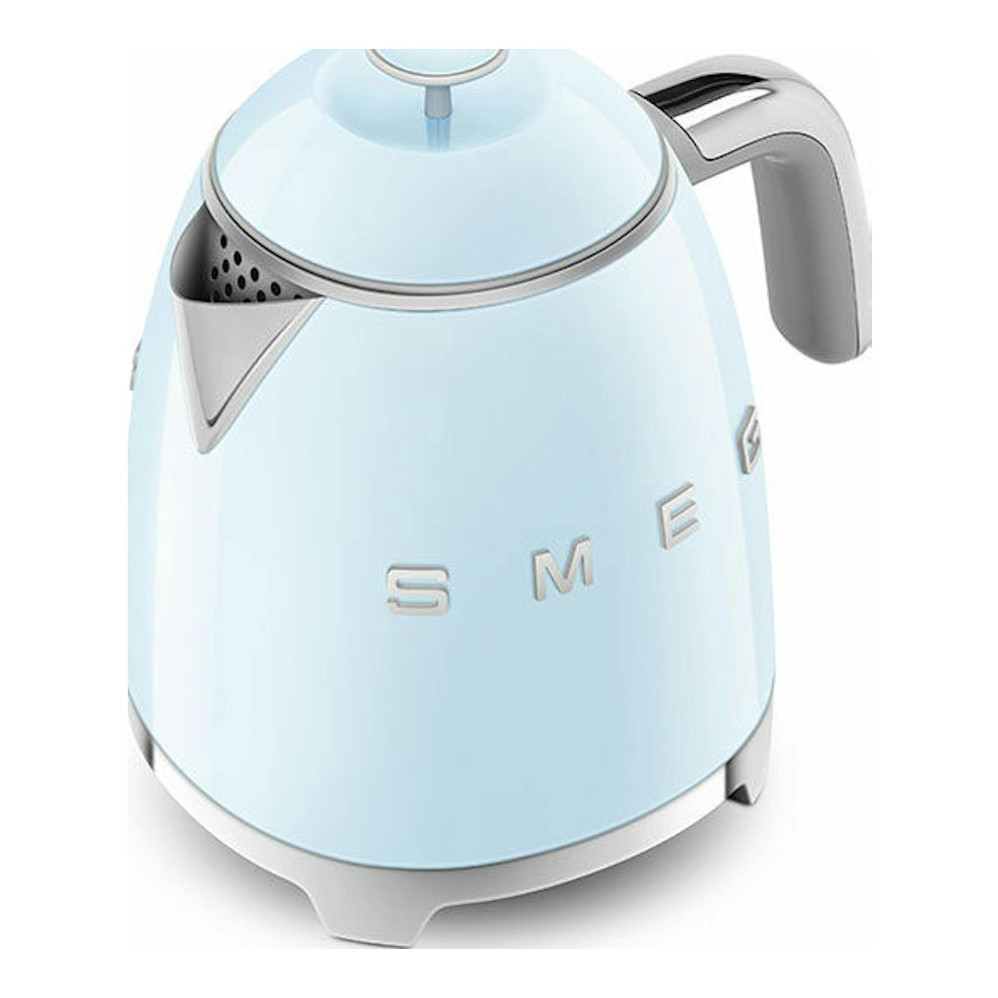Mini hervidor Smeg KLF05PBEU azul claro, vista frontal en tres cuartos, con asa y tapa plateadas.