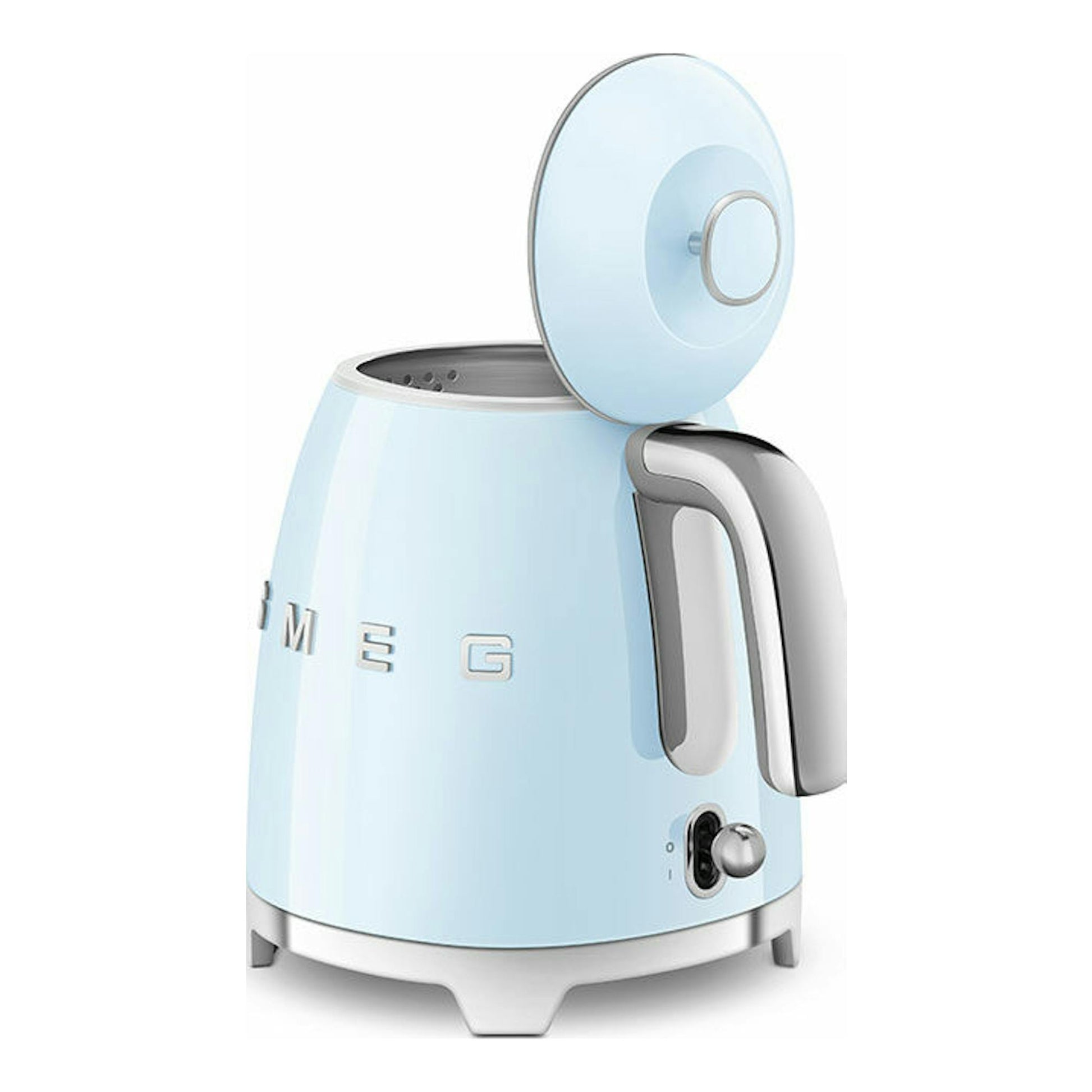 Mini hervidor Smeg KLF05PBEU azul claro, vista frontal en 3/4, con tapa abierta y base plateada.