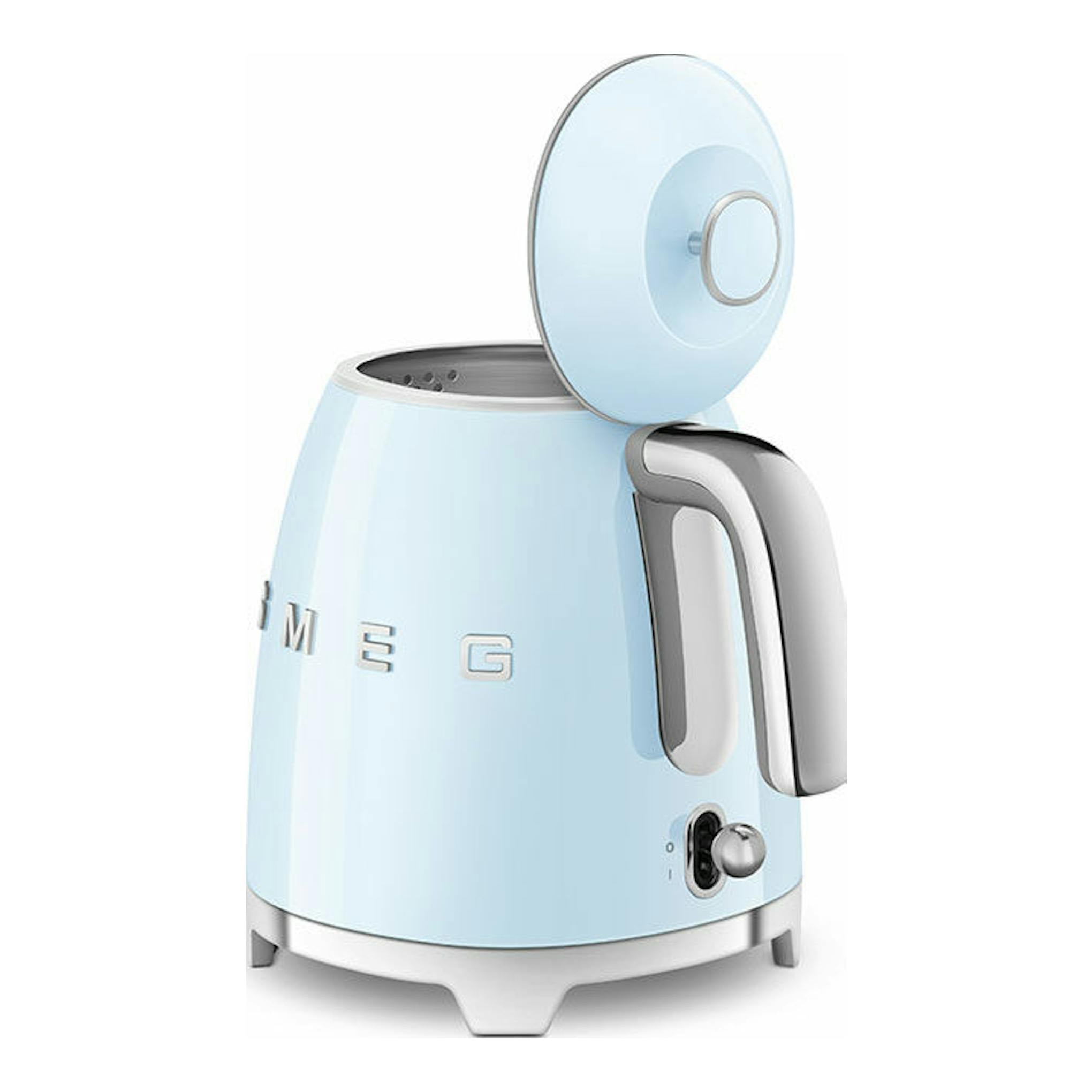 Mini hervidor Smeg KLF05PBEU azul claro, vista frontal en 3/4, con tapa abierta y base plateada.