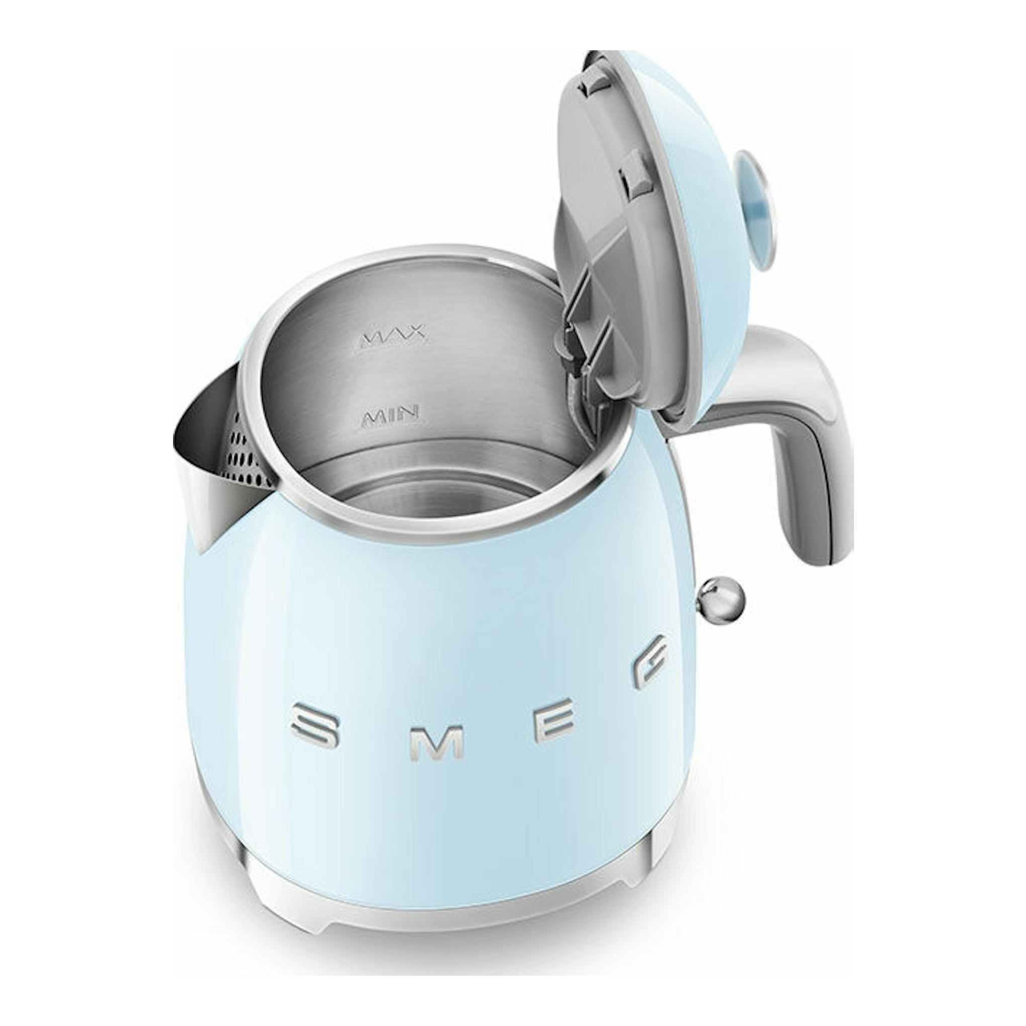 Mini hervidor Smeg KLF05PBEU azul claro, visto en tres cuartos con la tapa abierta.