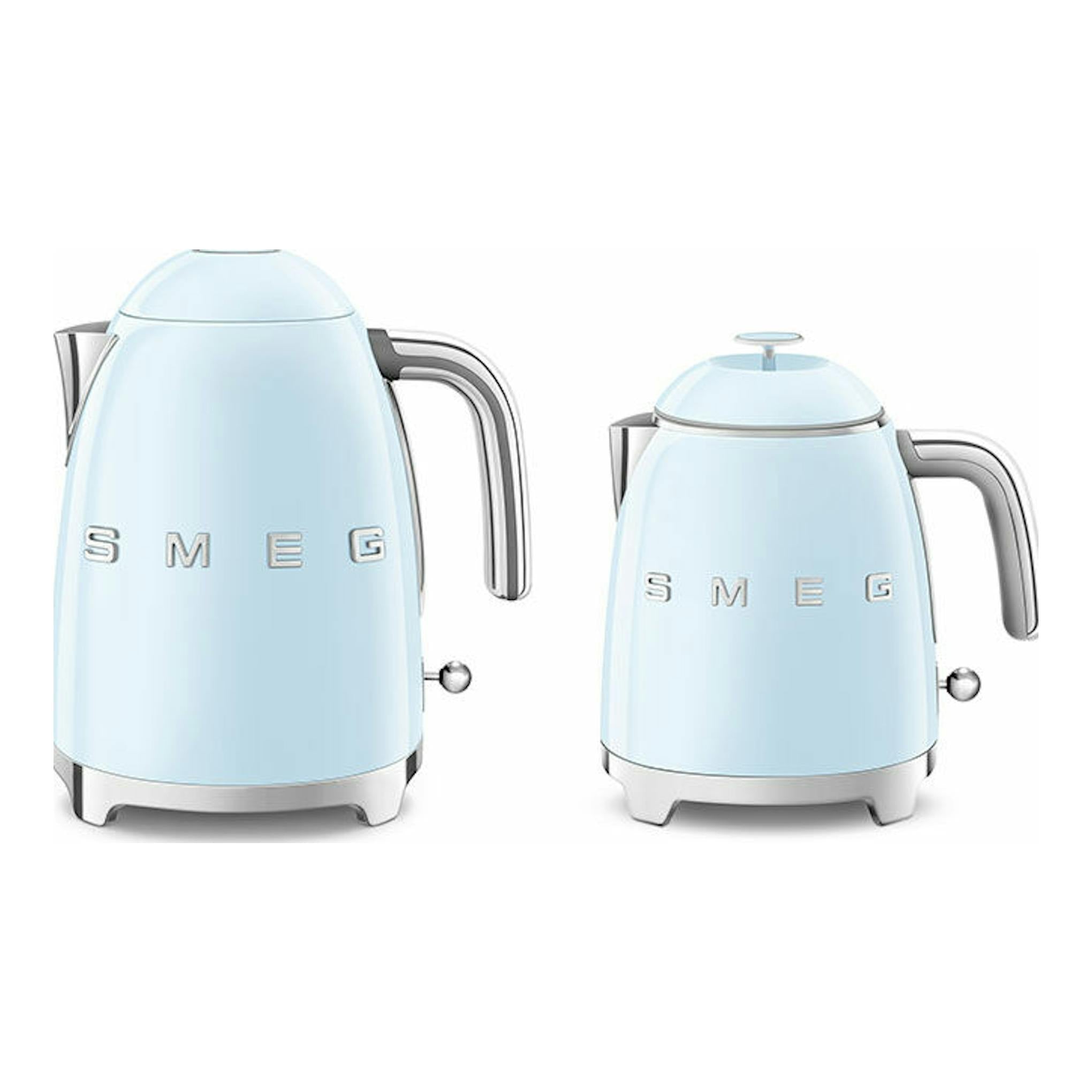 Mini hervidor Smeg KLF05PBEU azul celeste, vista frontal de dos unidades con detalles cromados.