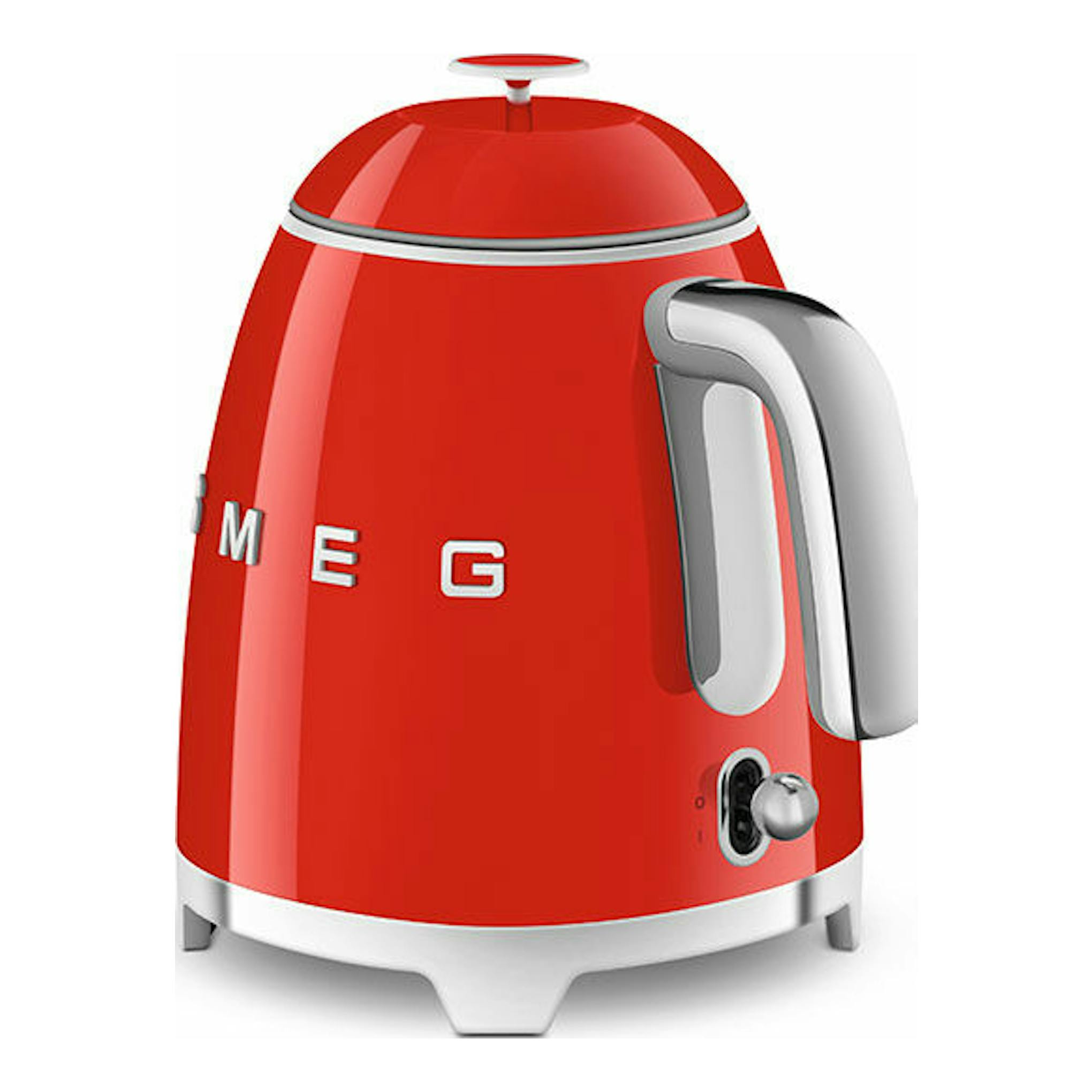 Mini hervidor Smeg KLF05RDEU rojo, vista frontal, con asa plateada y base blanca.