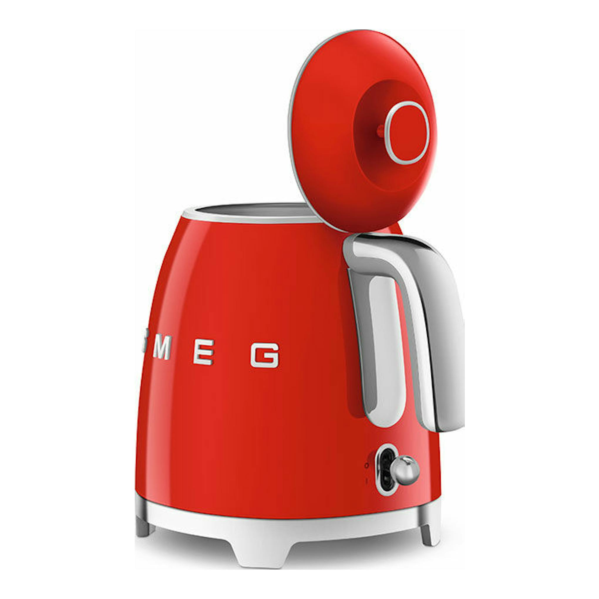 Mini hervidor Smeg KLF05RDEU rojo, con tapa abierta, asa plateada y vista tres cuartos sobre fondo blanco.