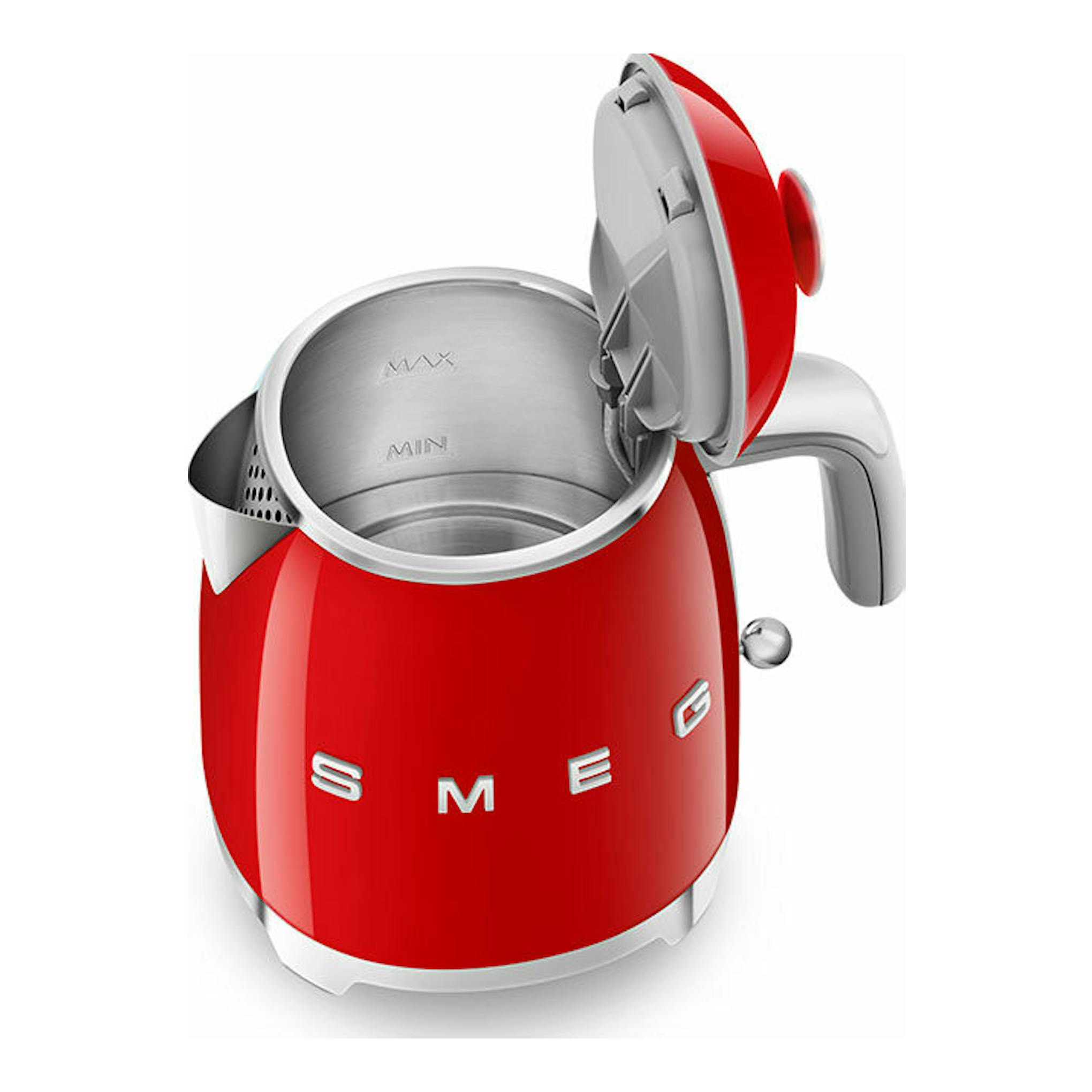 Mini hervidor Smeg KLF05RDEU rojo, visto en ángulo frontal superior con tapa abierta sobre fondo blanco.