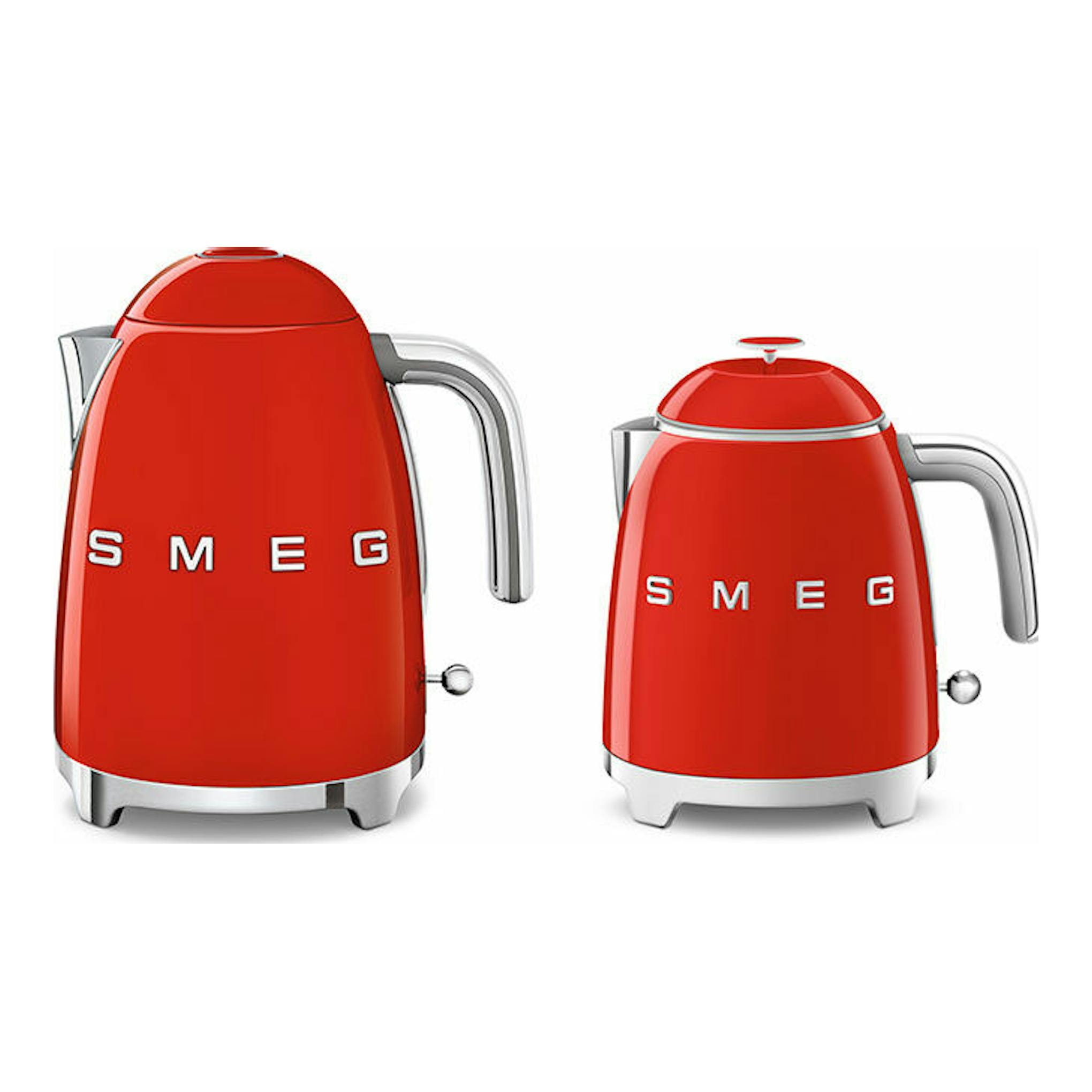 Dos hervidores eléctricos SMEG rojos: mini KLF05RDEU a la derecha y modelo estándar a la izquierda.