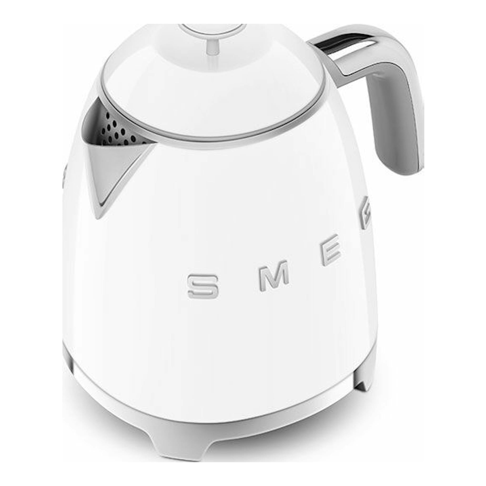 Hervidor Smeg KLF05WHEU blanco, vista frontal en ángulo, con asa y tapa cromadas.