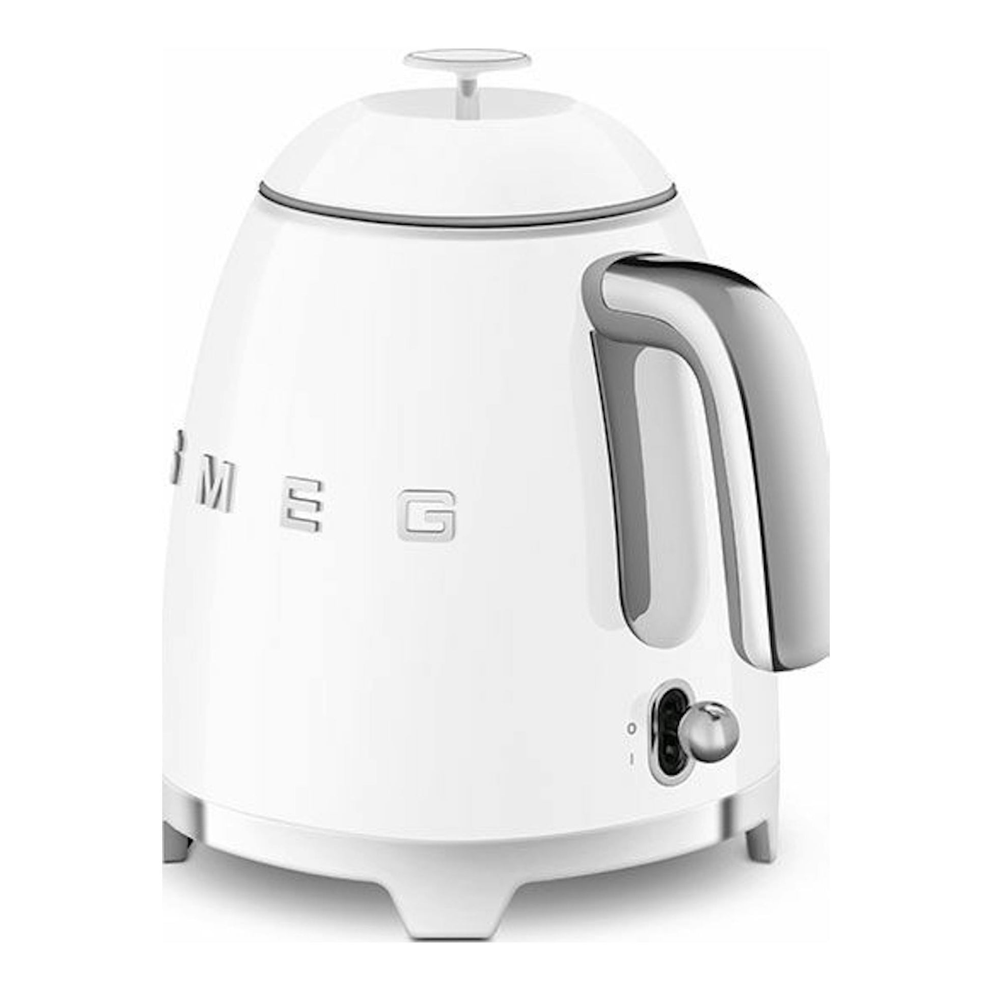 Mini hervidor Smeg KLF05WHEU blanco, vista frontal en ángulo, con asa y detalles cromados.