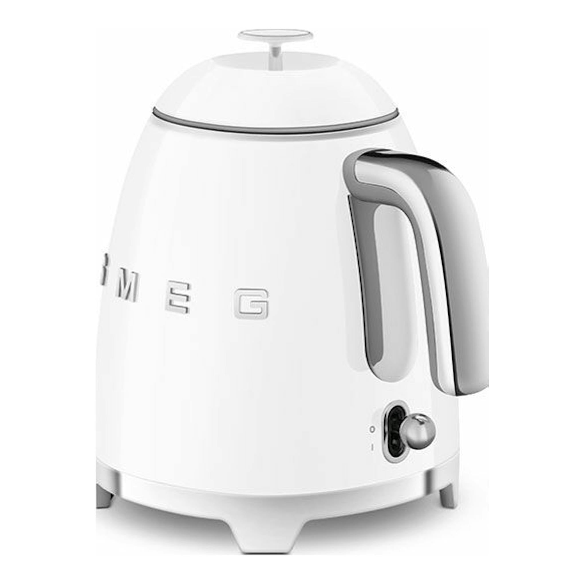 Mini hervidor Smeg KLF05WHEU blanco, vista frontal en ángulo, con asa y detalles cromados.