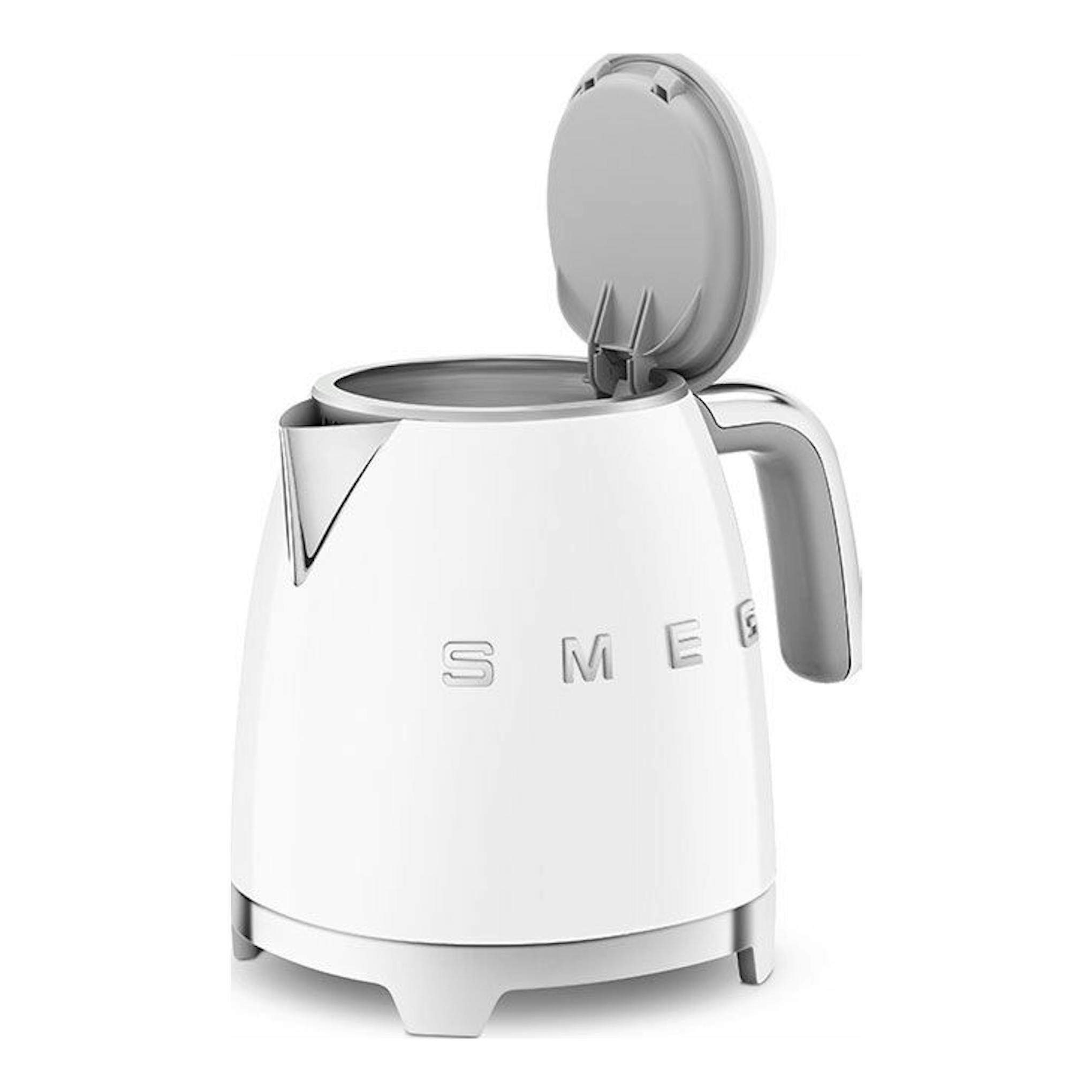Mini hervidor Smeg KLF05WHEU blanco, vista frontal, con tapa abierta y asa a la derecha.