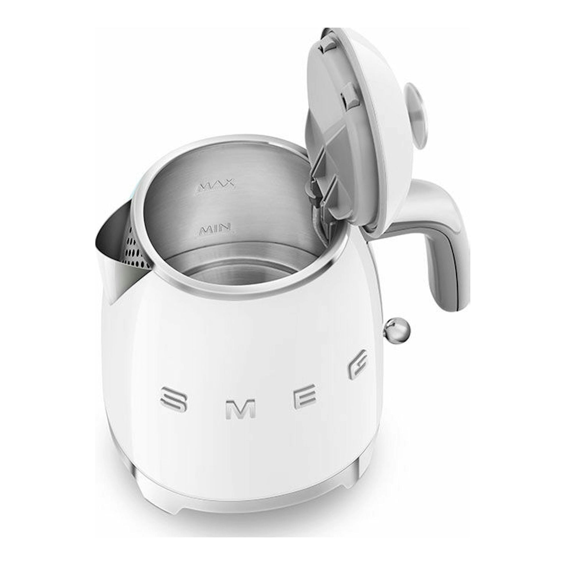 Mini hervidor Smeg KLF05WHEU blanco, vista en 3/4 con la tapa abierta y el interior de acero visible.