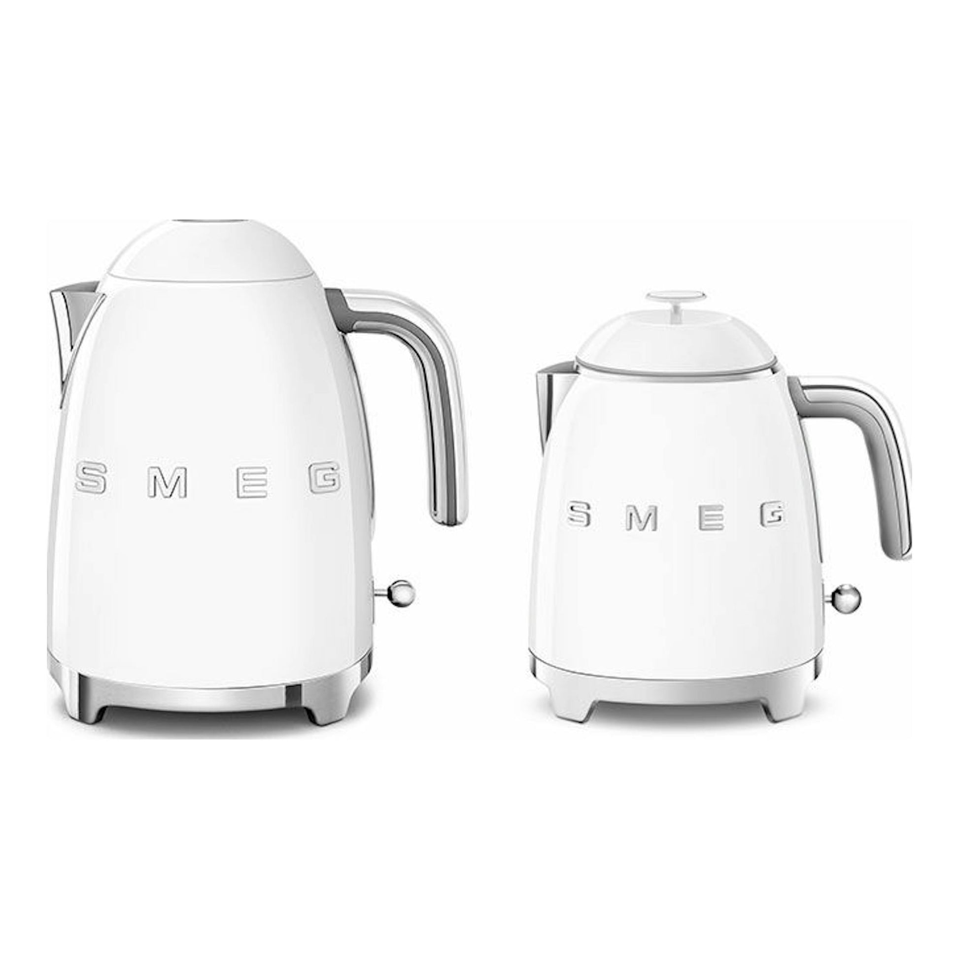 Dos mini hervidores Smeg KLF05WHEU blancos, vista frontal de tres cuartos, con asa y base cromadas.