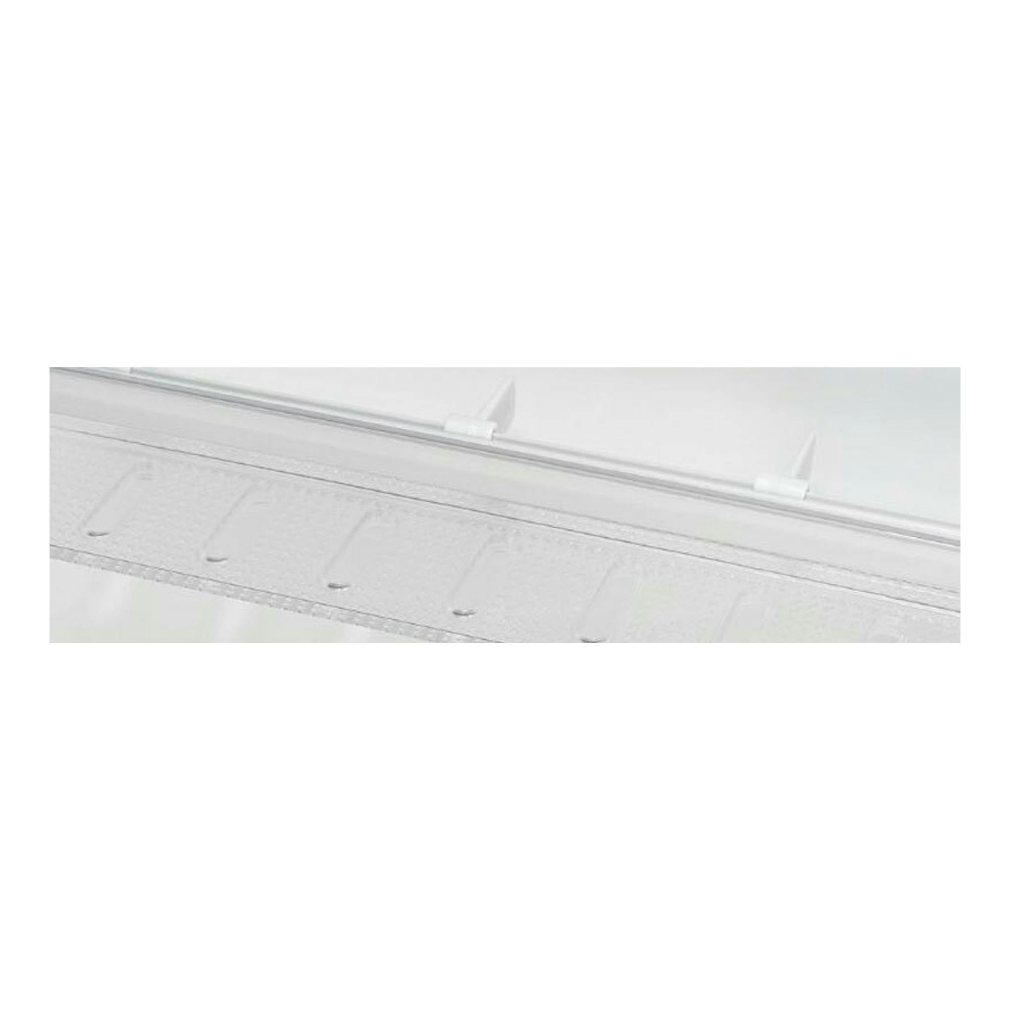 Detalle en primer plano del interior blanco de un minibar Exquisit FA40-271G, con estante translúcido.