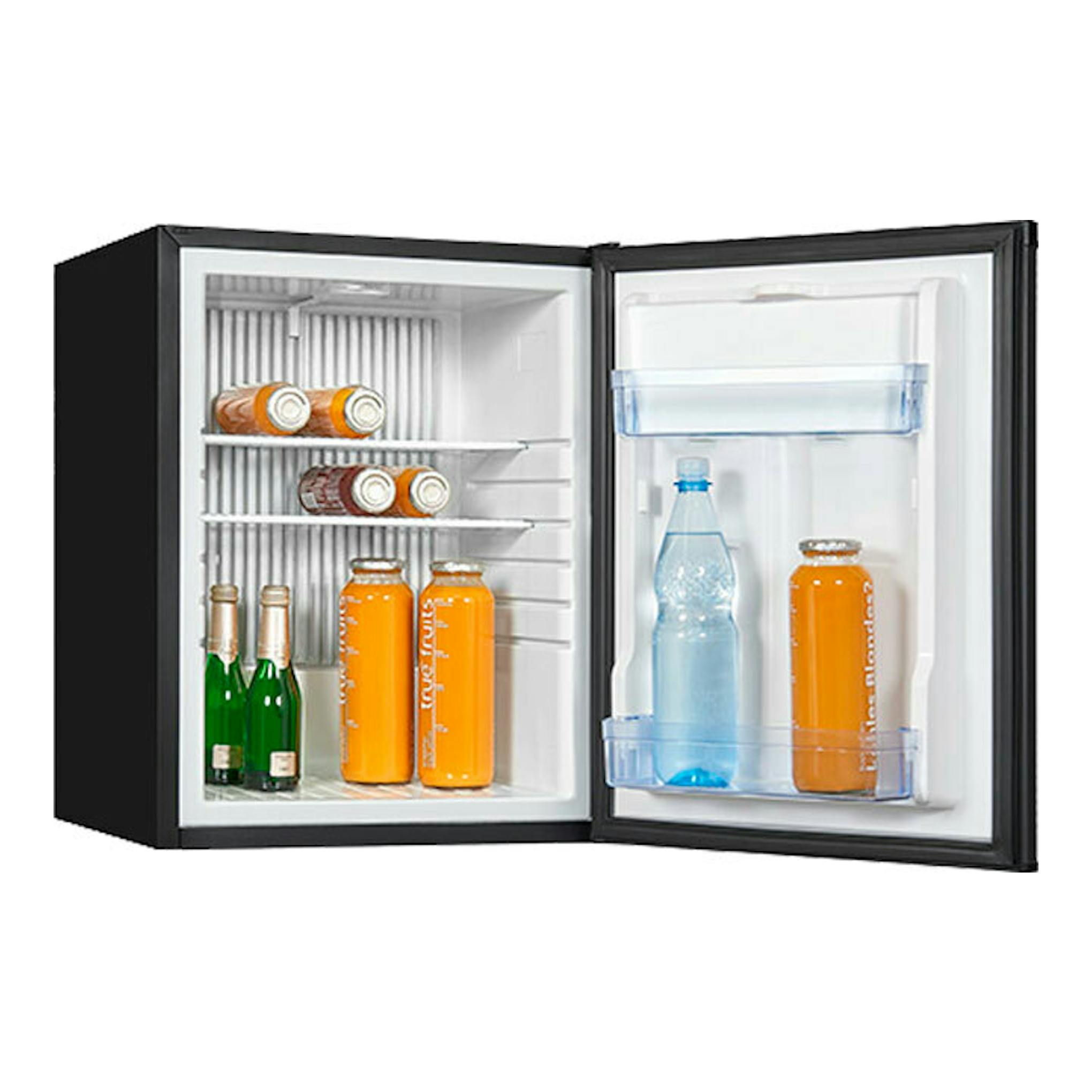 Minibar Exquisit FA60-260G negro, vista frontal en ángulo con la puerta abierta y bebidas dentro.