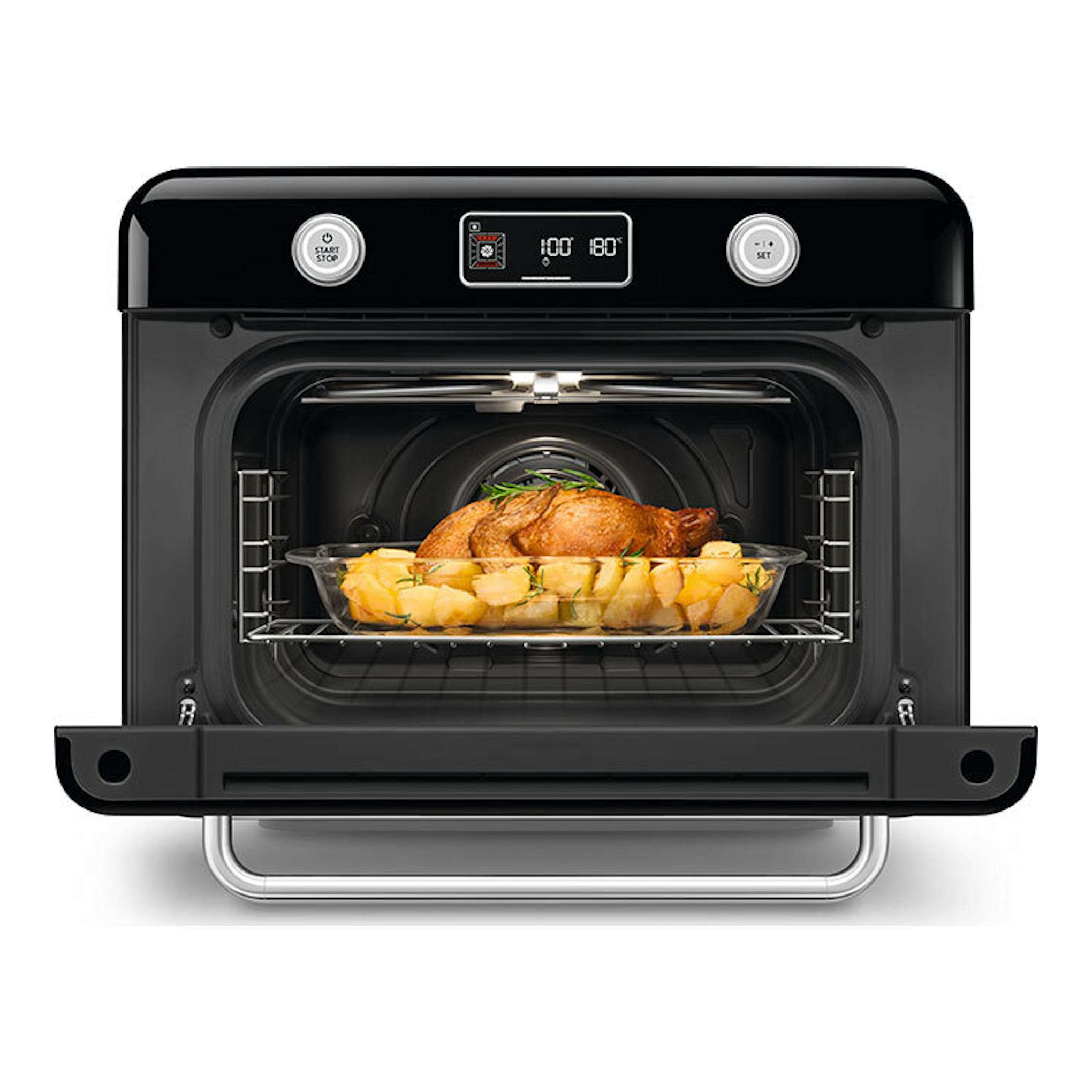 Minihorno Smeg COF01BLEU negro, vista frontal con puerta abierta y bandeja con pollo asado y patatas.