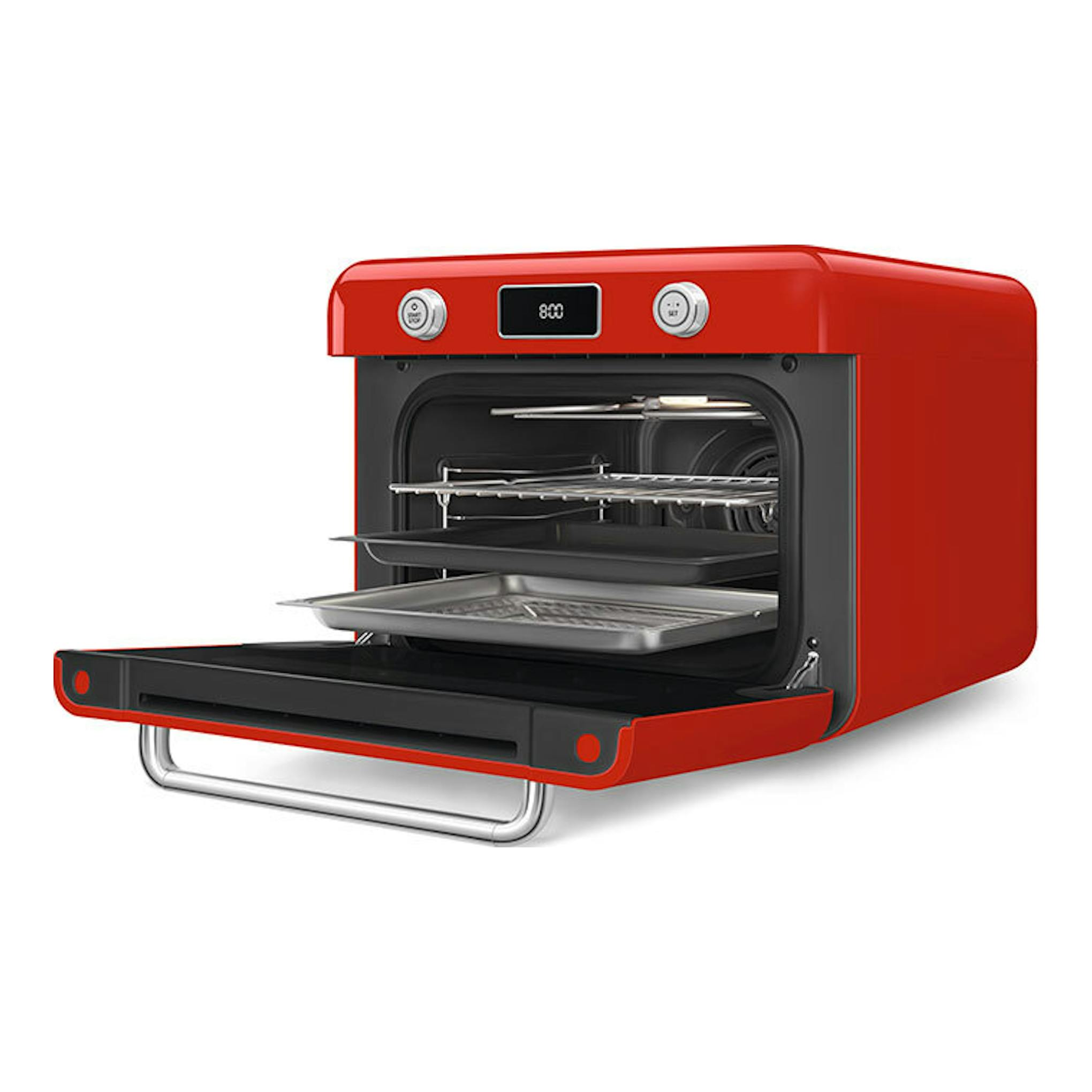 Minihorno Smeg COF01RDEU rojo, vista frontal con la puerta abierta y bandejas y rejilla visibles.