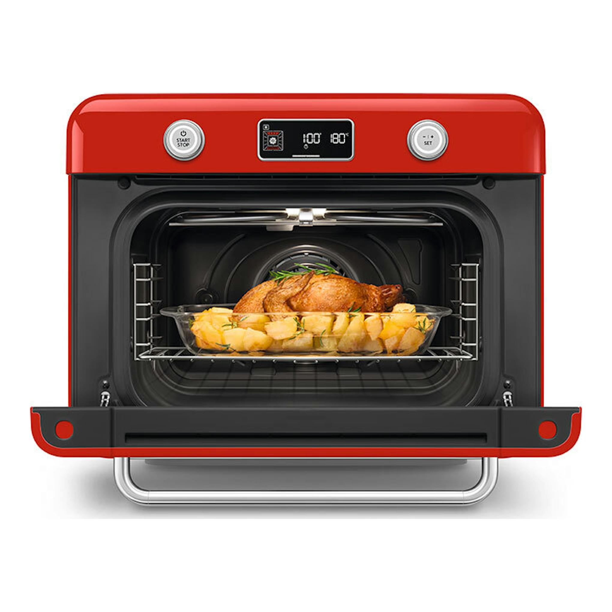 Minihorno Smeg COF01RDEU rojo, vista frontal, con la puerta abierta y una bandeja con pollo y patatas.