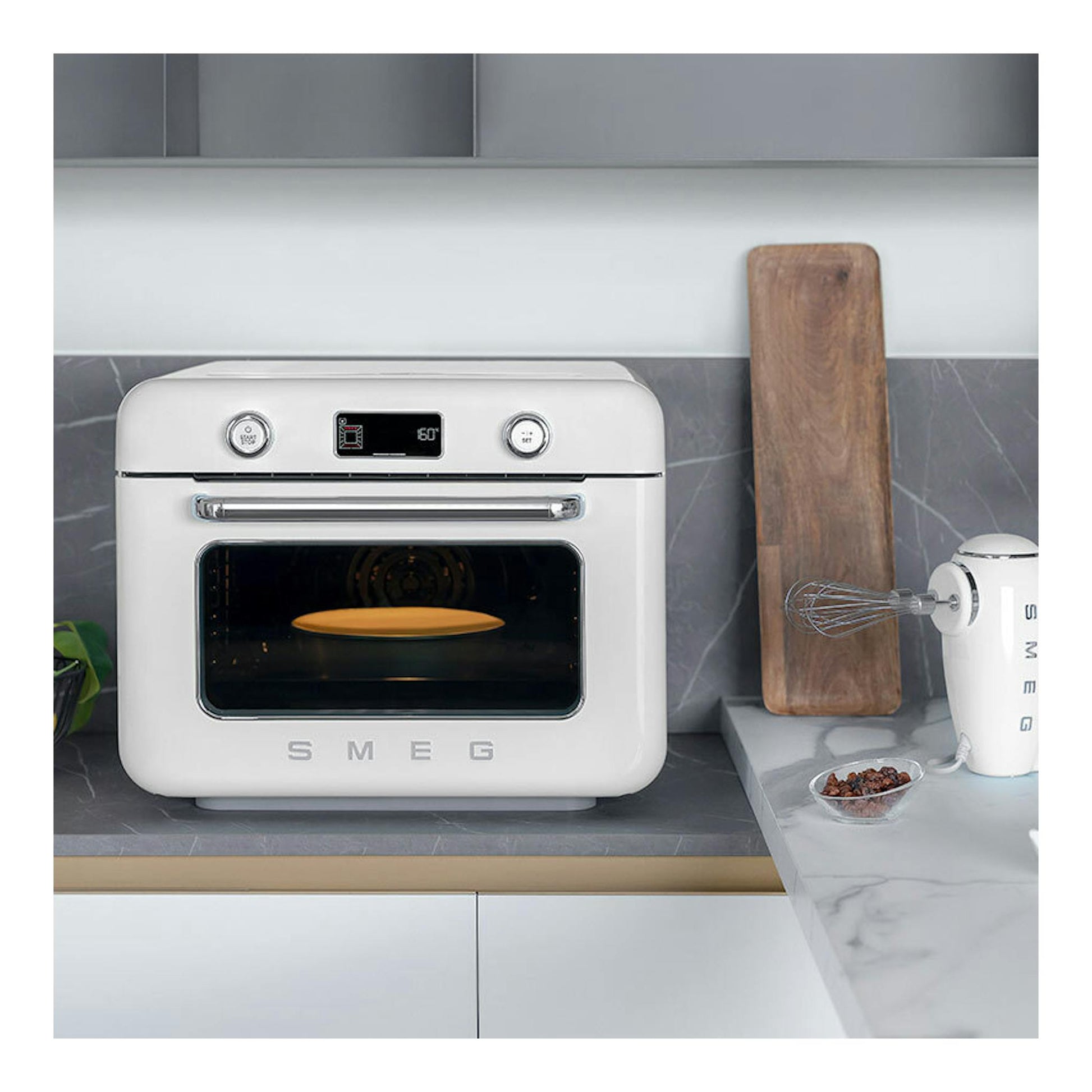 Minihorno Smeg COF01WHEU blanco, vista frontal, con pantalla y ventana sobre encimera.