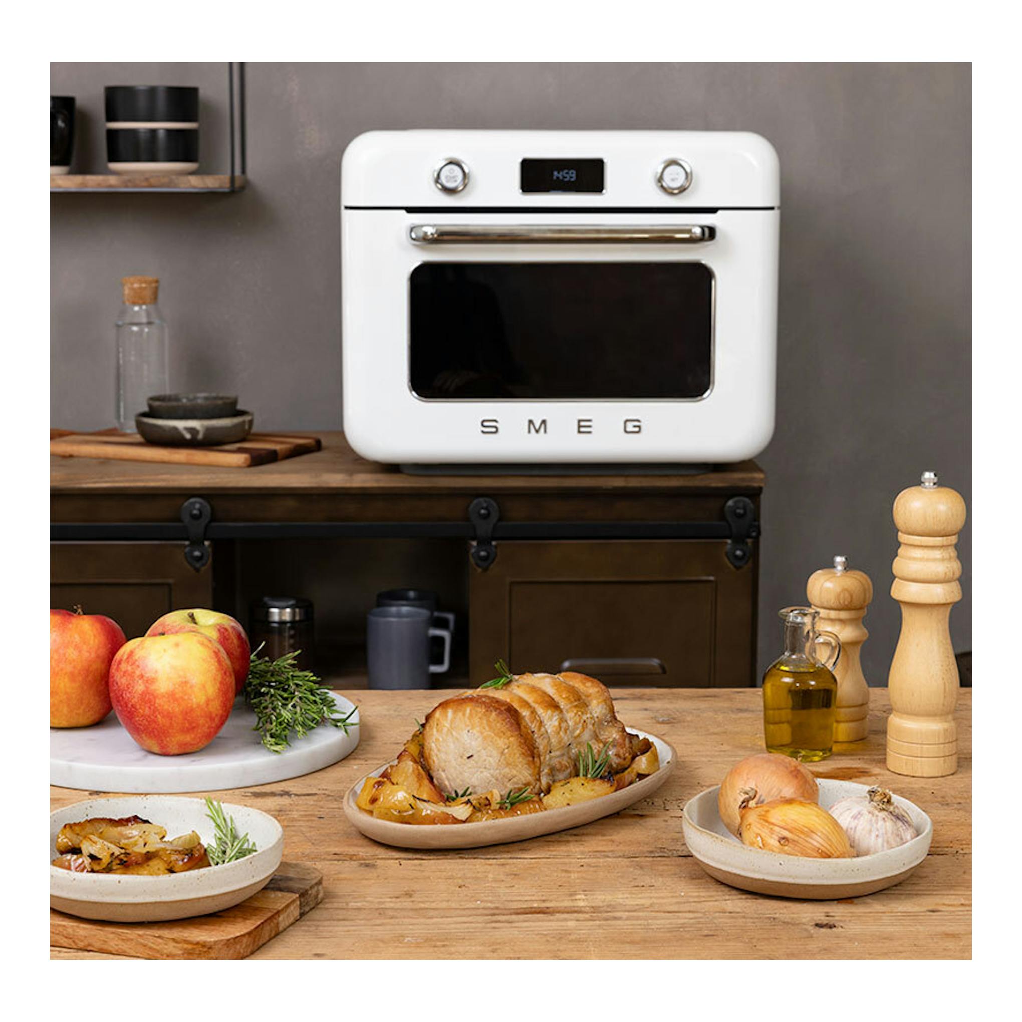 Minihorno Smeg COF01WHEU blanco, vista frontal, con puerta de vidrio y mandos plateados.