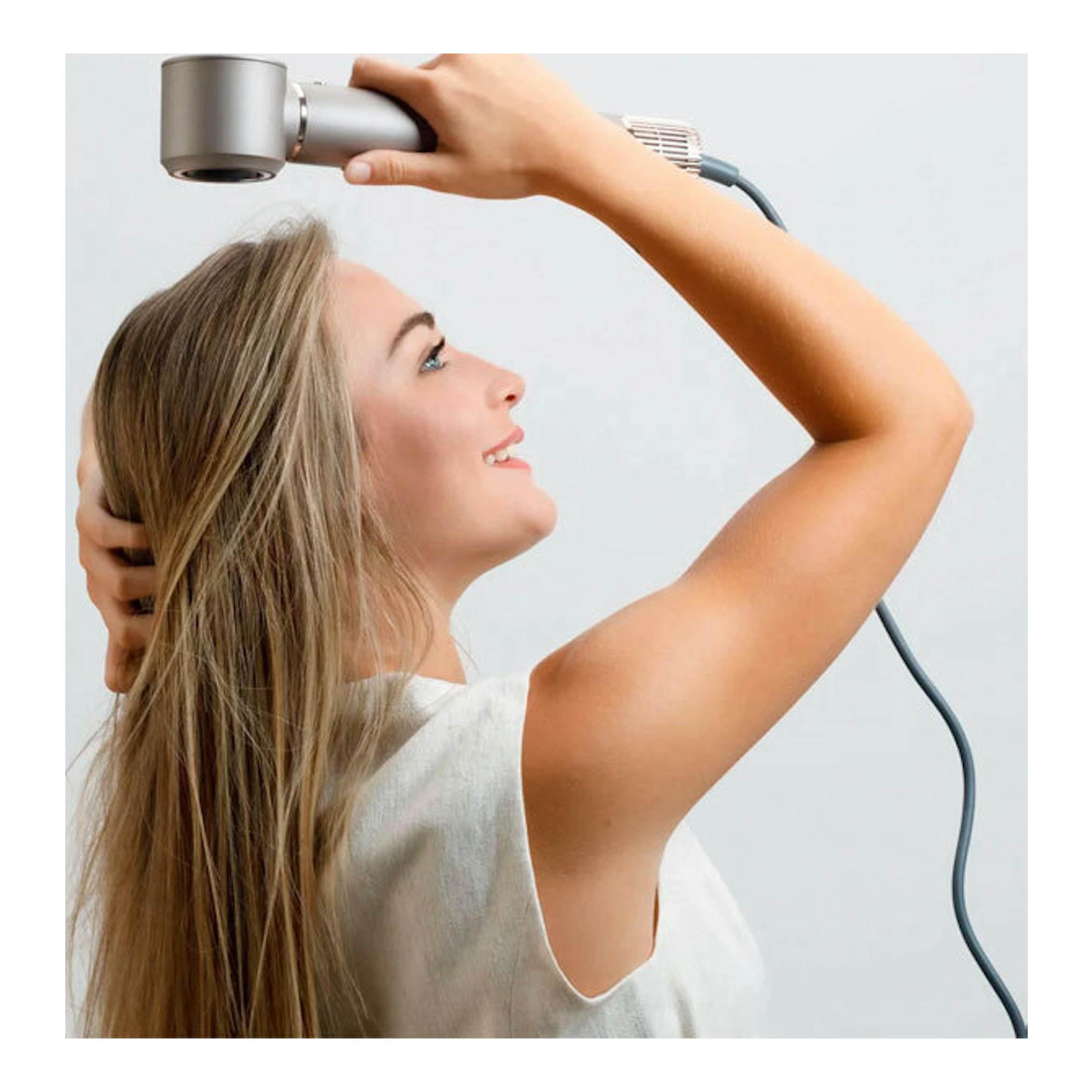 Mujer usando moldeador de pelo Taurus Airwave Digital Pro gris, vista lateral, con cable.