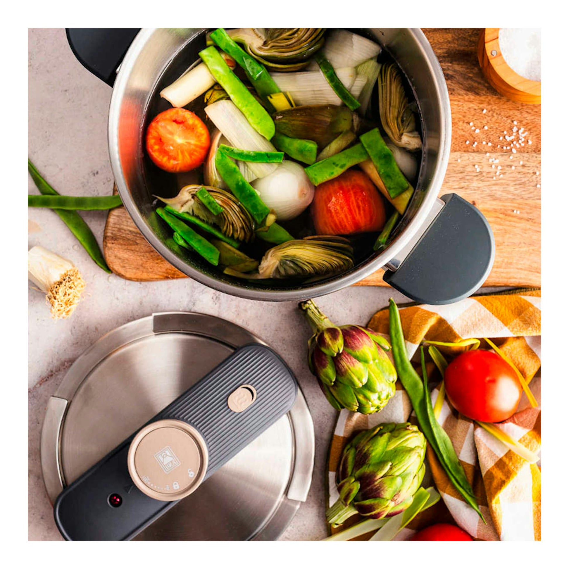Olla Bra OP 4 L Emotion, vista cenital, olla de acero inoxidable con verduras y tapa al lado.