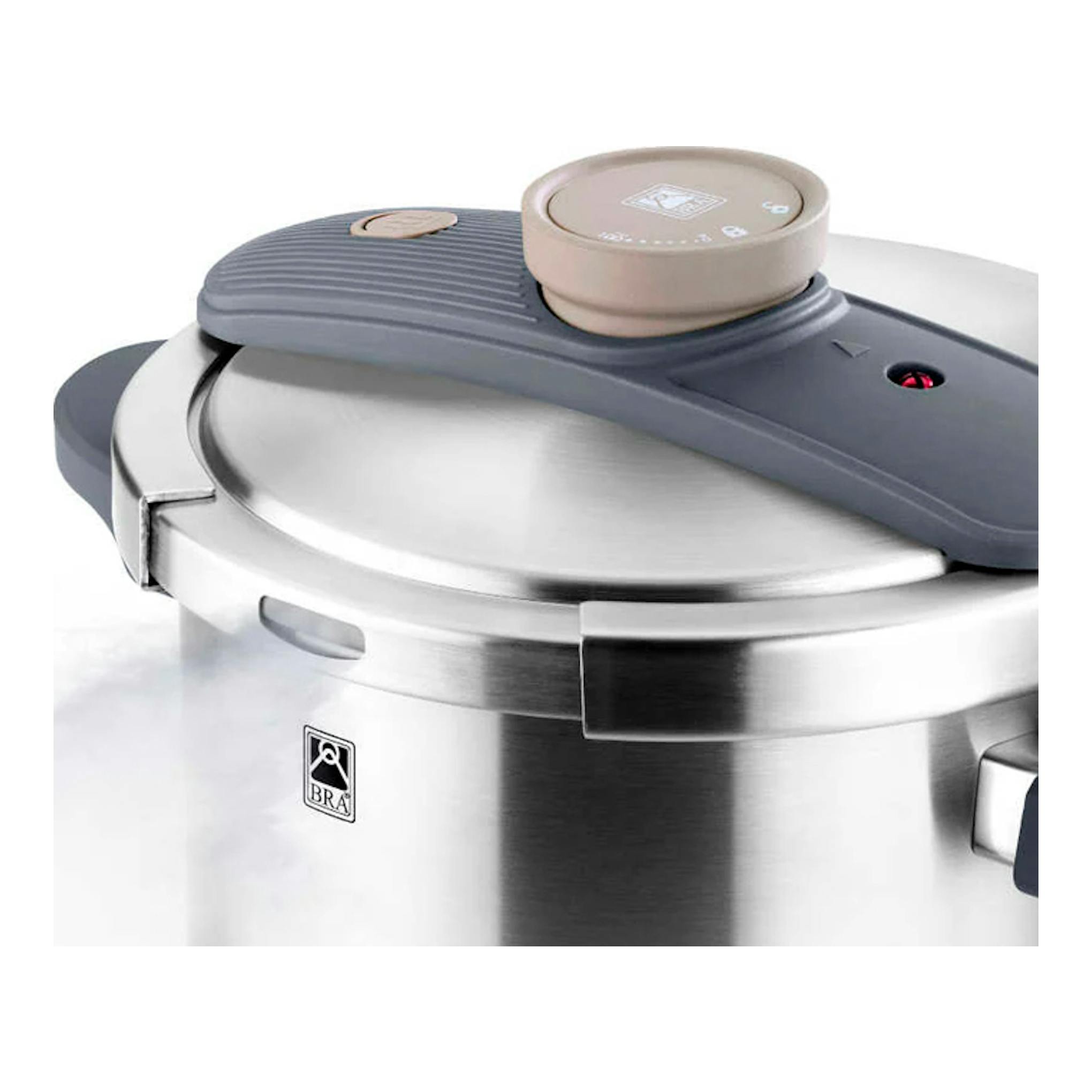 Olla a presión Bra OP 4 L Emotion de acero inoxidable, vista parcial en ángulo, con tapa gris.