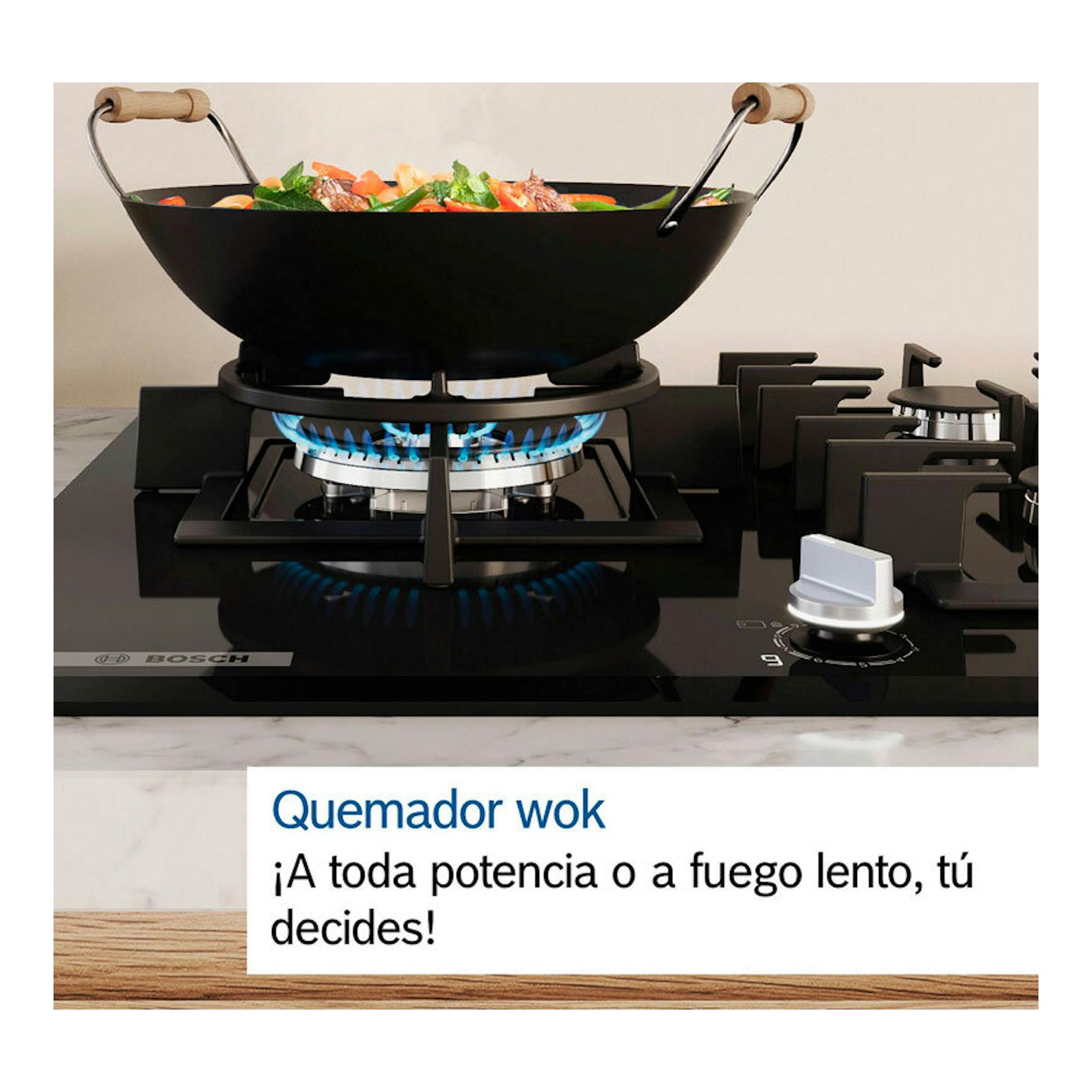 Placa Bosch PCC6A5I90 negra, vista frontal, con quemador wok encendido y sartén wok sobre la llama.