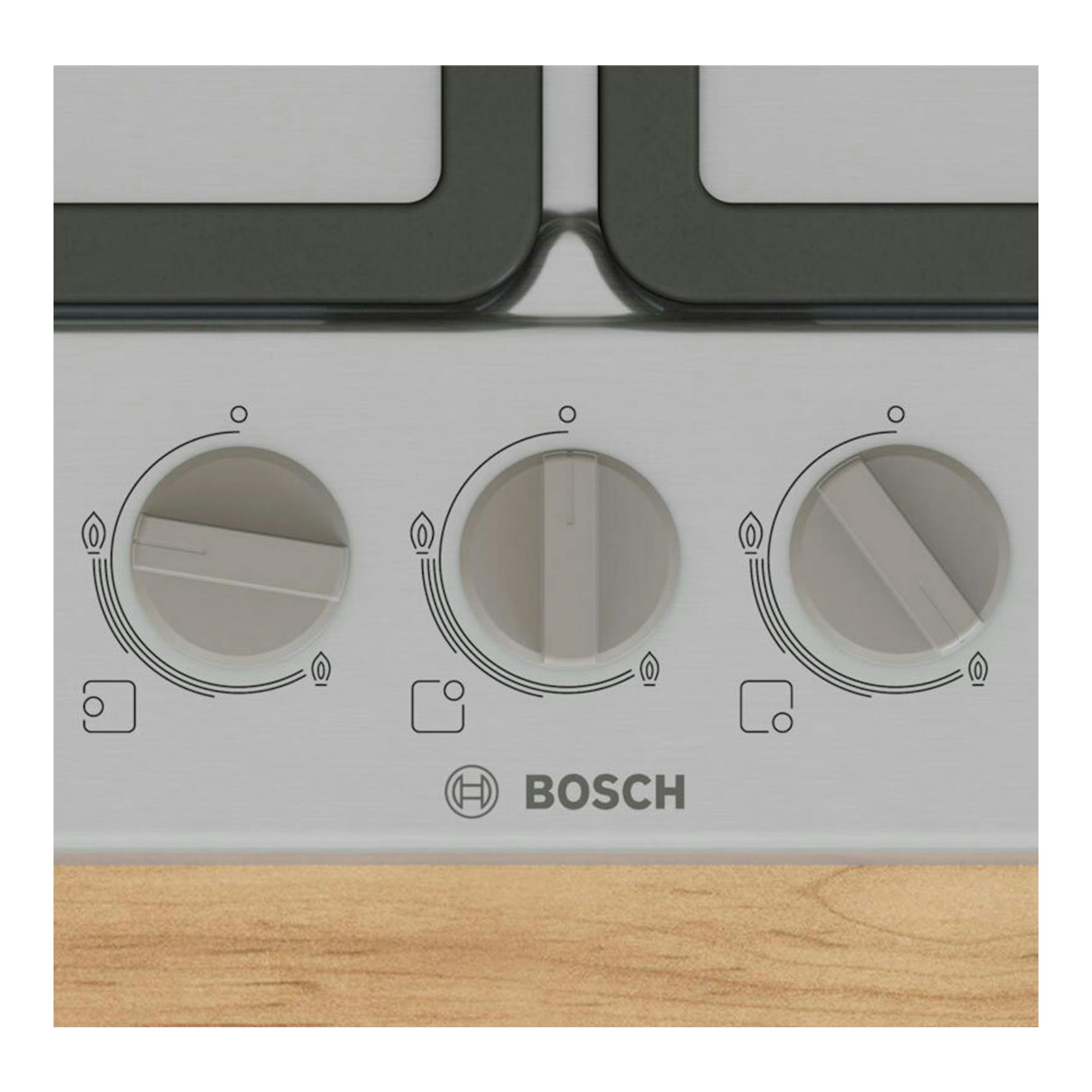 Placa Bosch PGC6B5K90 de acero inoxidable, vista frontal con tres mandos giratorios y parrillas negras.