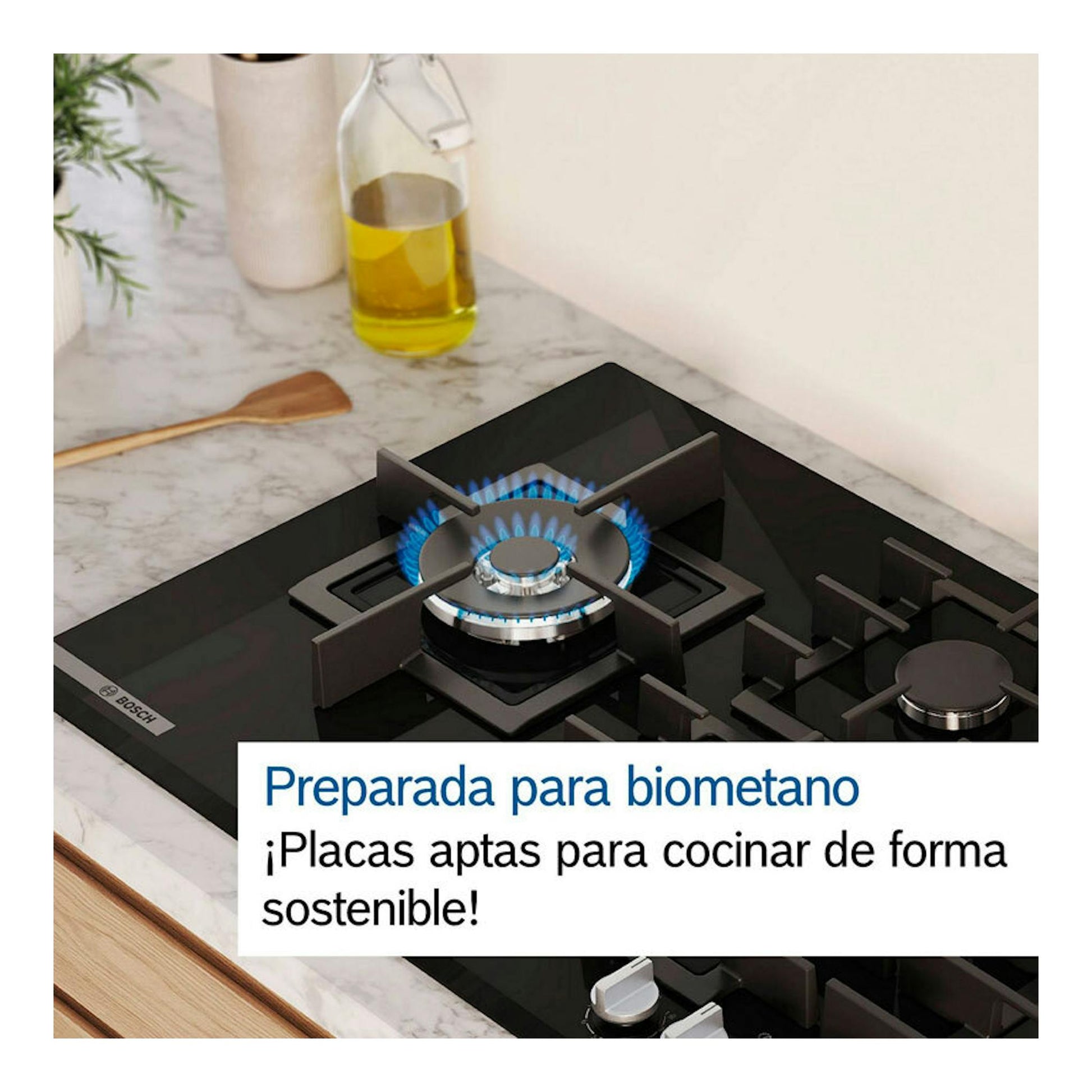 Placa de gas Bosch PGH6B5K90 negra de 60 cm, vista en ángulo, con un quemador encendido.