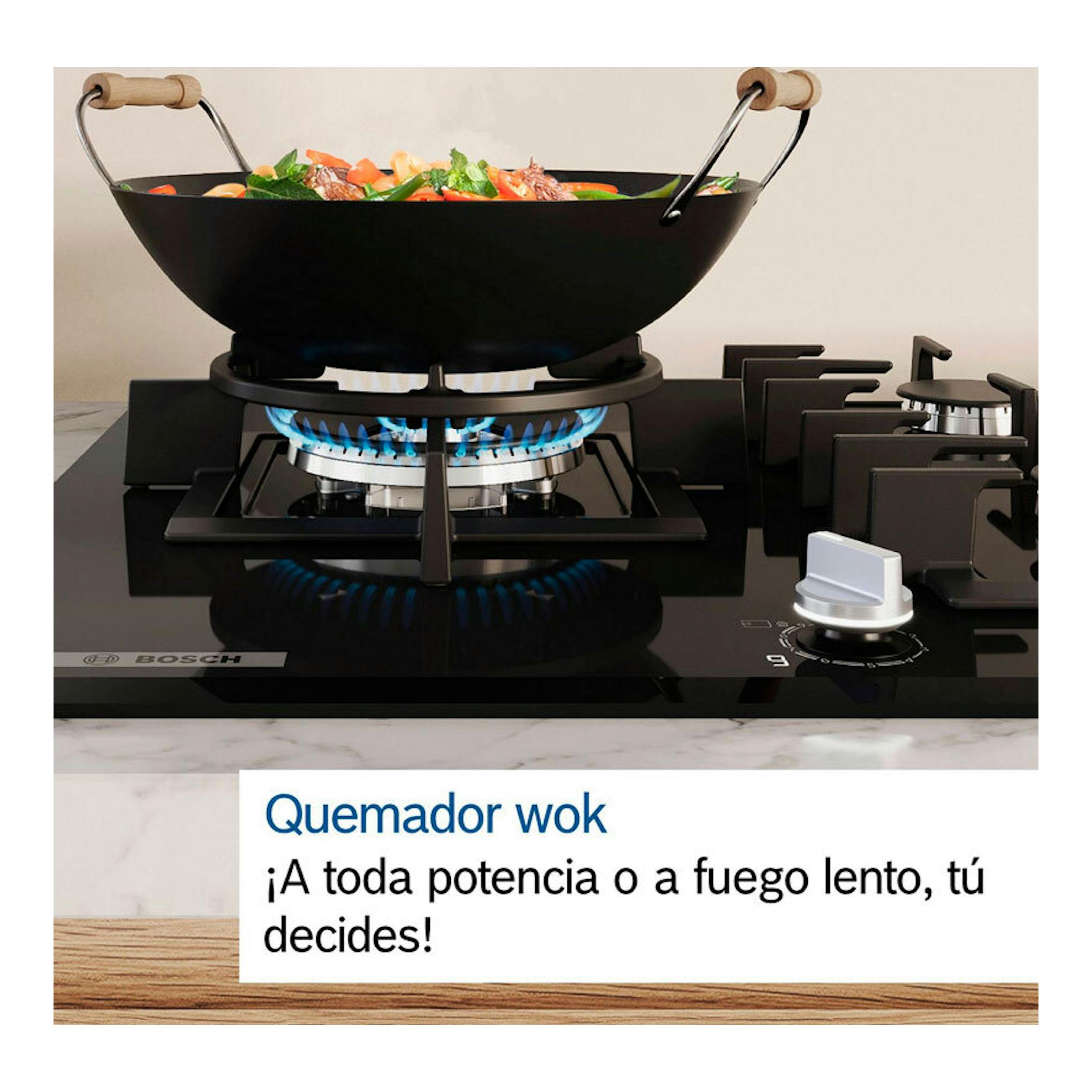 Placa de gas Bosch PGH6B5K90 negra, vista frontal, con quemador wok encendido y sartén wok.