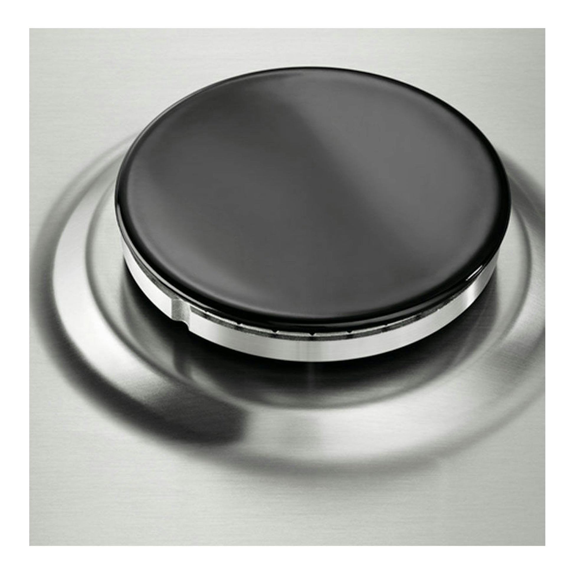Placa de acero Electrolux EGH6333BOX con quemador negro, vista en primer plano.