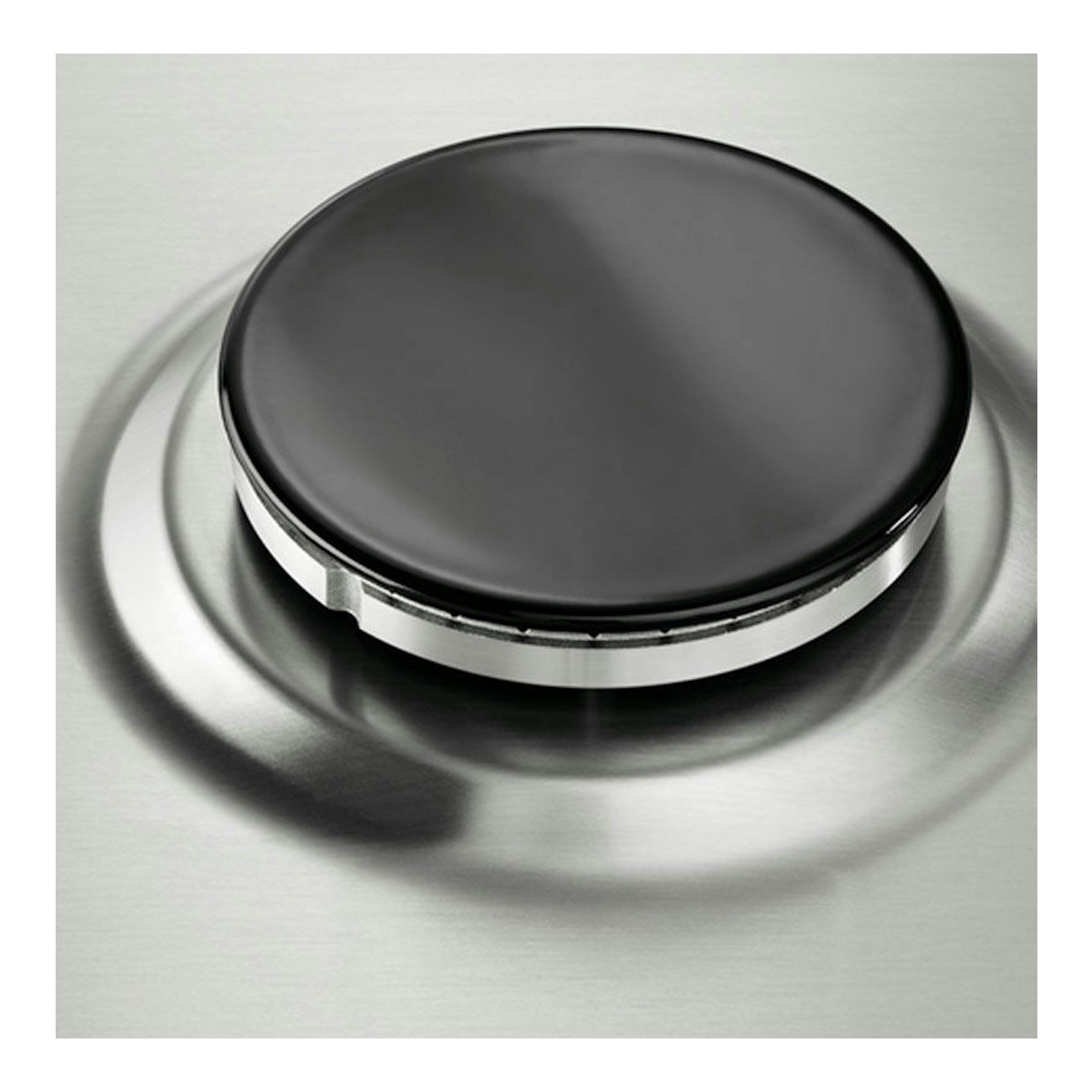 Placa de acero Electrolux EGH6333BOX con quemador negro, vista en primer plano.