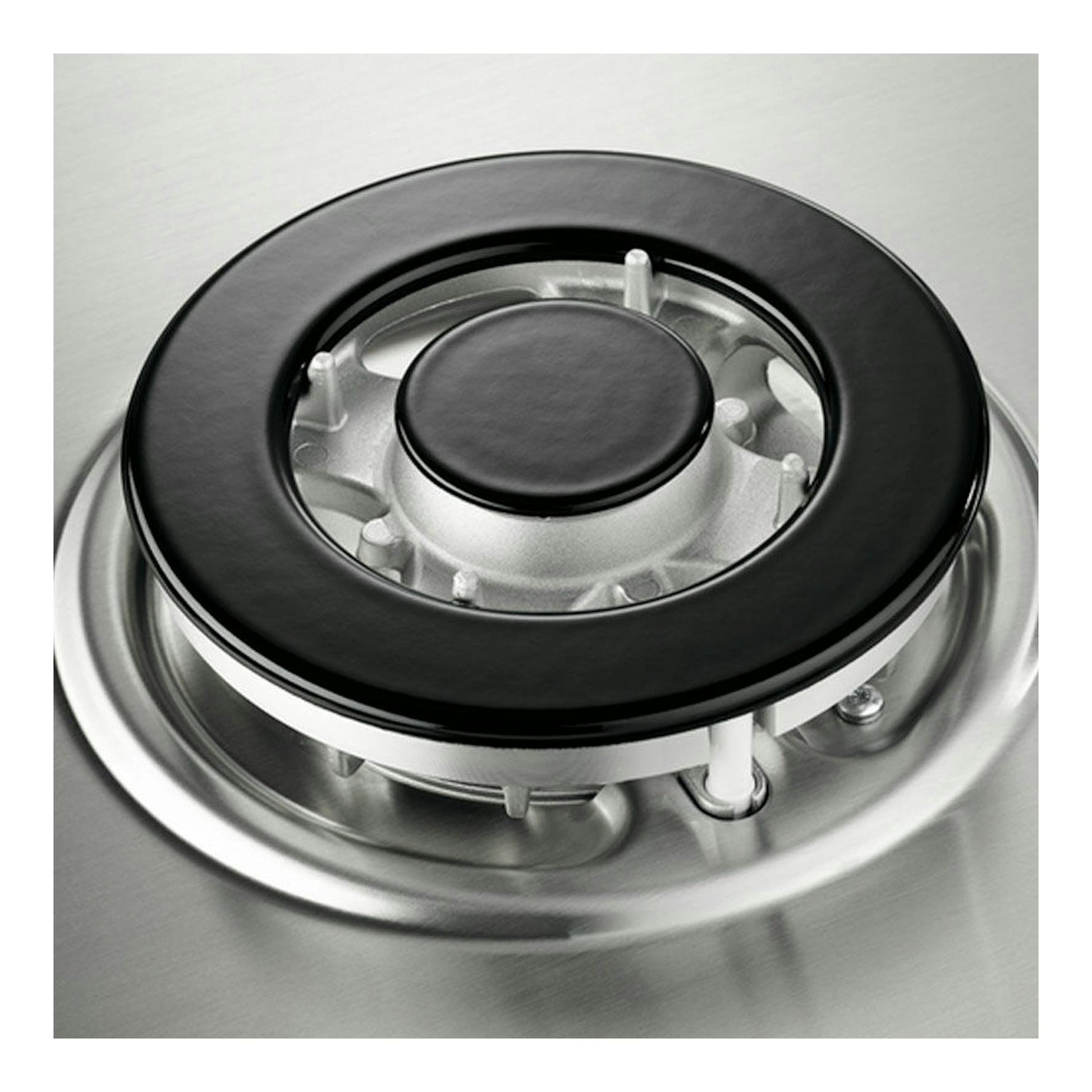 Electrolux EGH6333BOX: quemador de placa de acero inoxidable, vista cenital, aro negro y centro plateado.