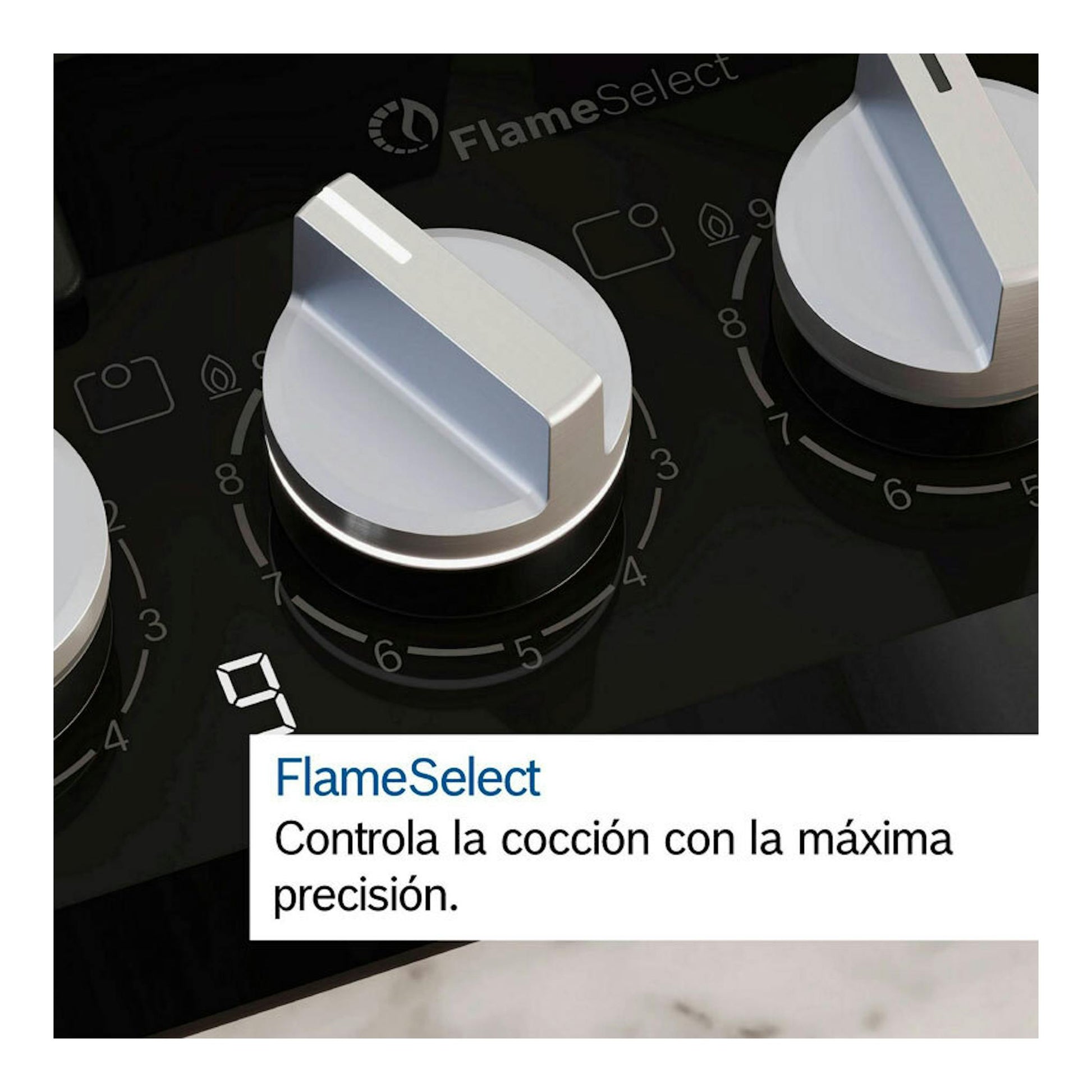 Bosch PPC6A6I10, primer plano de placa de gas de cristal negra con mandos metálicos FlameSelect.